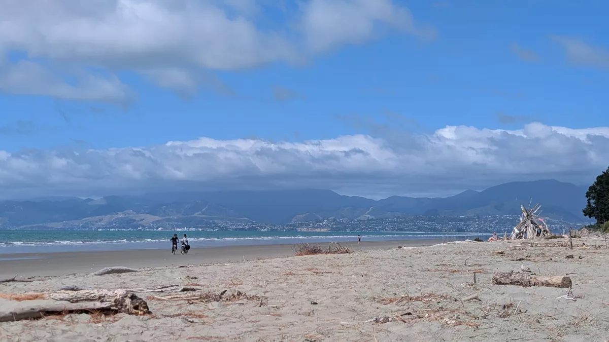 Perfekter Naturstrand mit Blick auf Nelson und die Berge