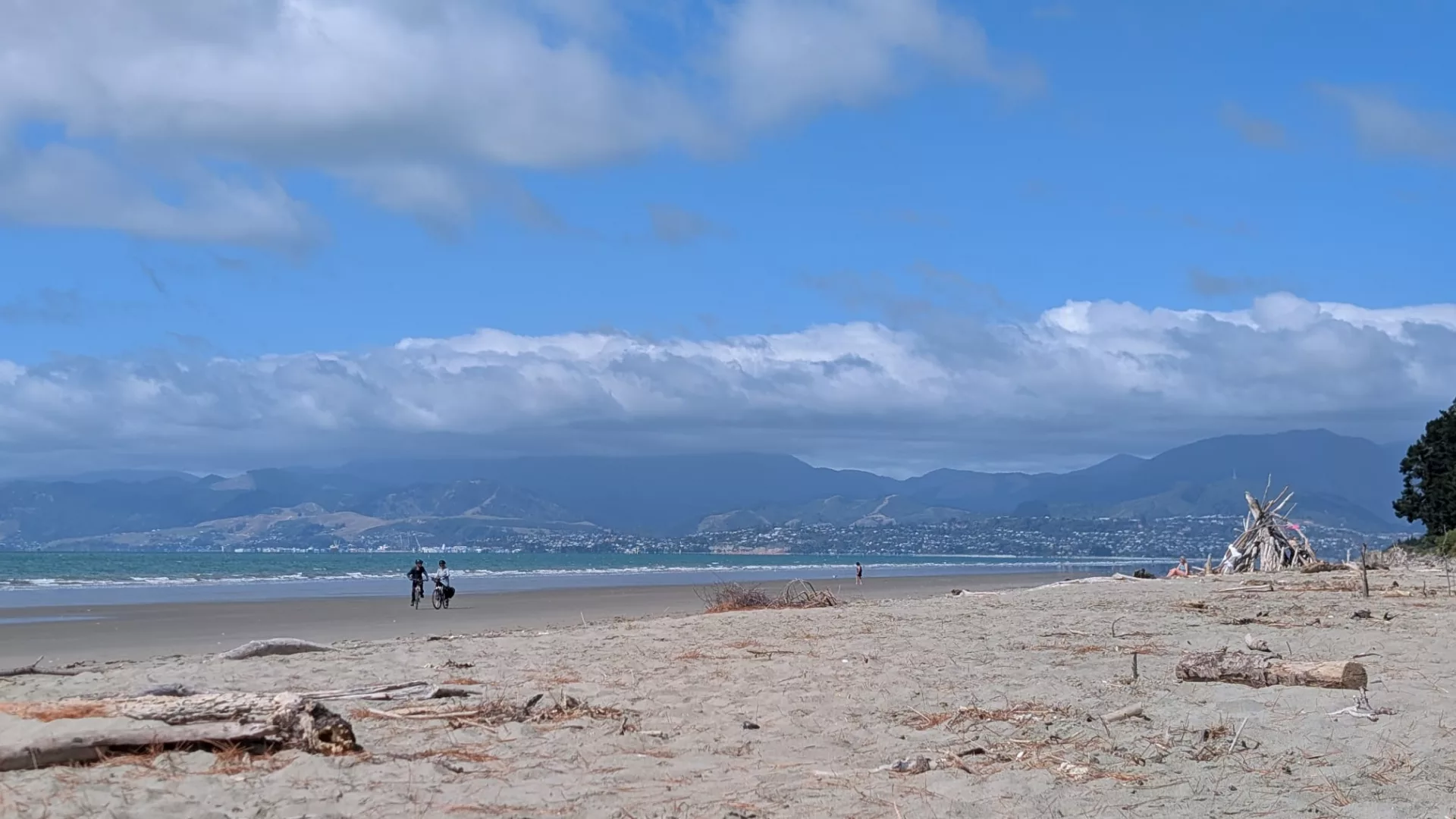 Perfekter Naturstrand mit Blick auf Nelson und die Berge