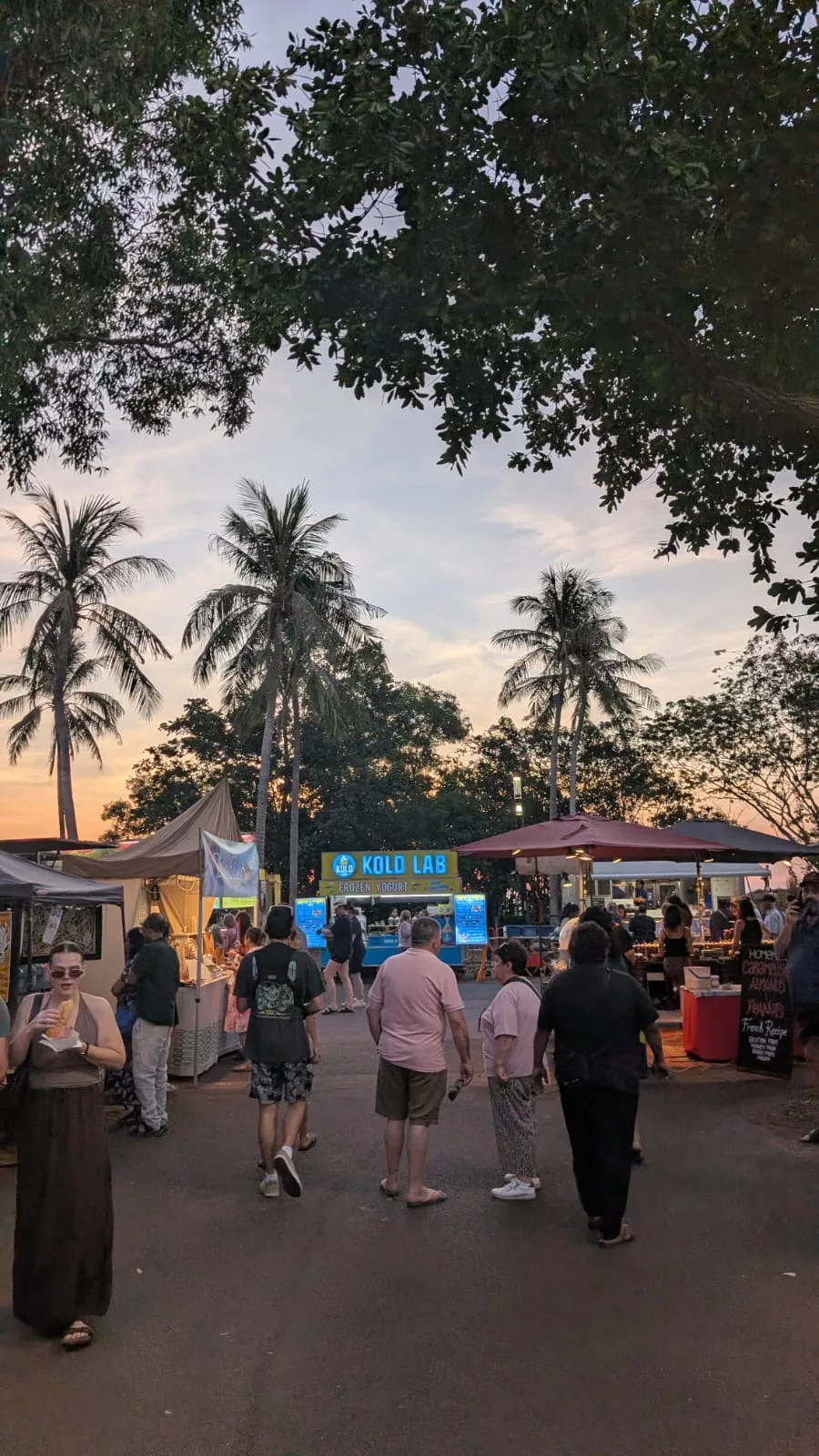 Leere Stände während des Sonnenuntergangs Stände auf dem Mindil Beach Market