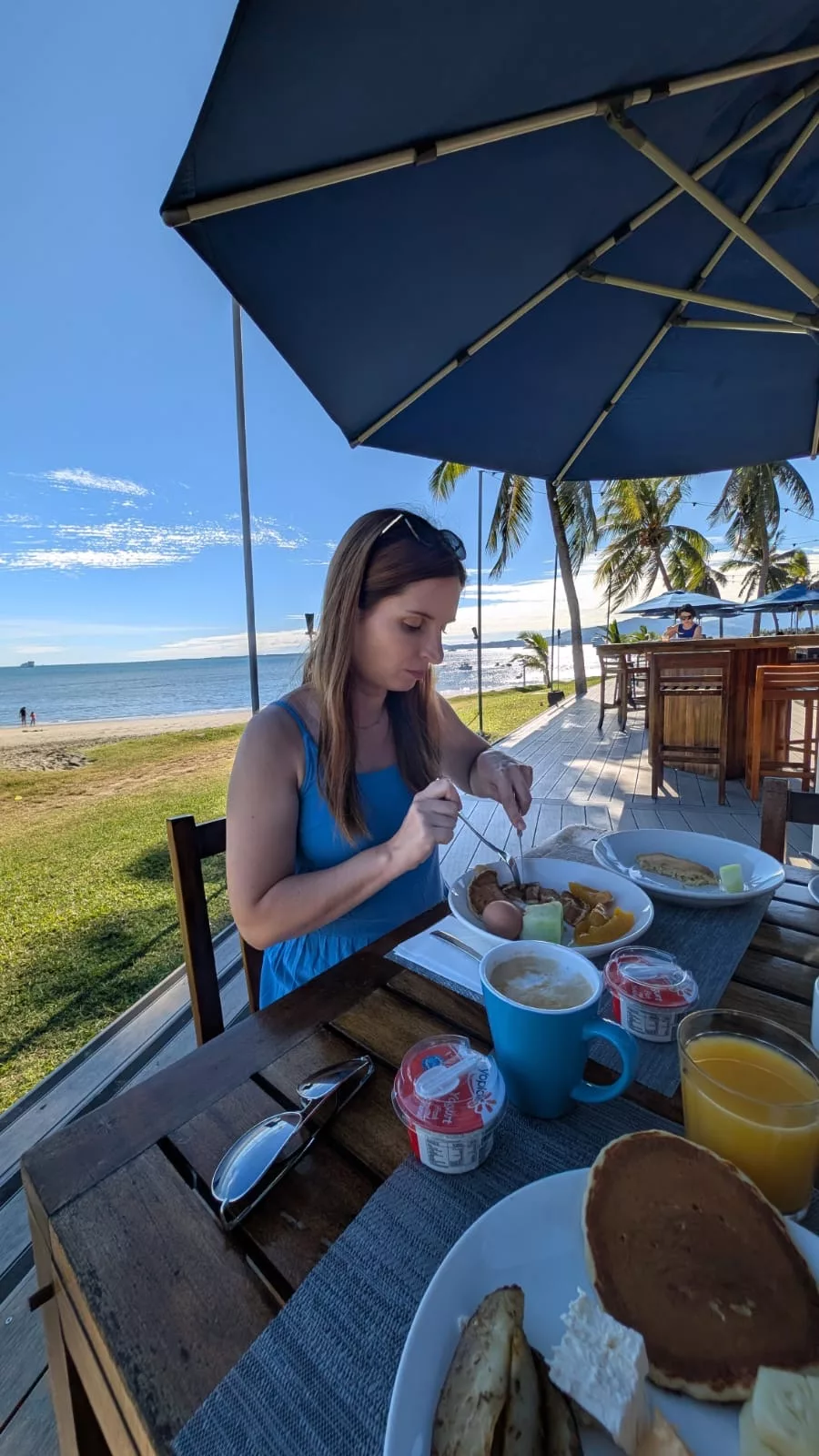 Hotel-Frühstück mit Meerblick Frühstück direkt am Strand im Hilton Resort Fiji