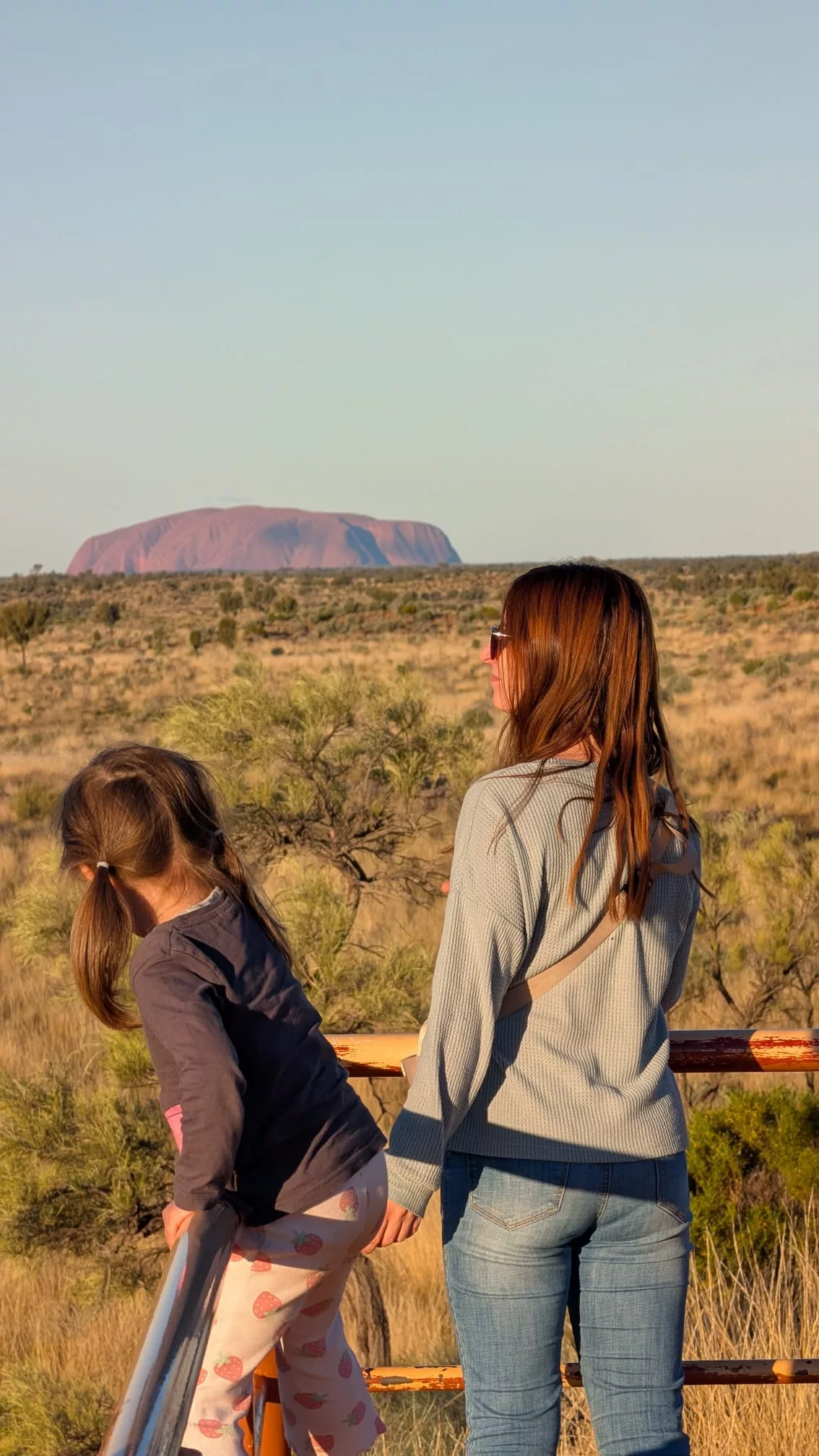 Uluru ist in der Ferne auch zu erkennen Uluru in der Ferne von den Kata Tjuta Sanddünen fotografiert