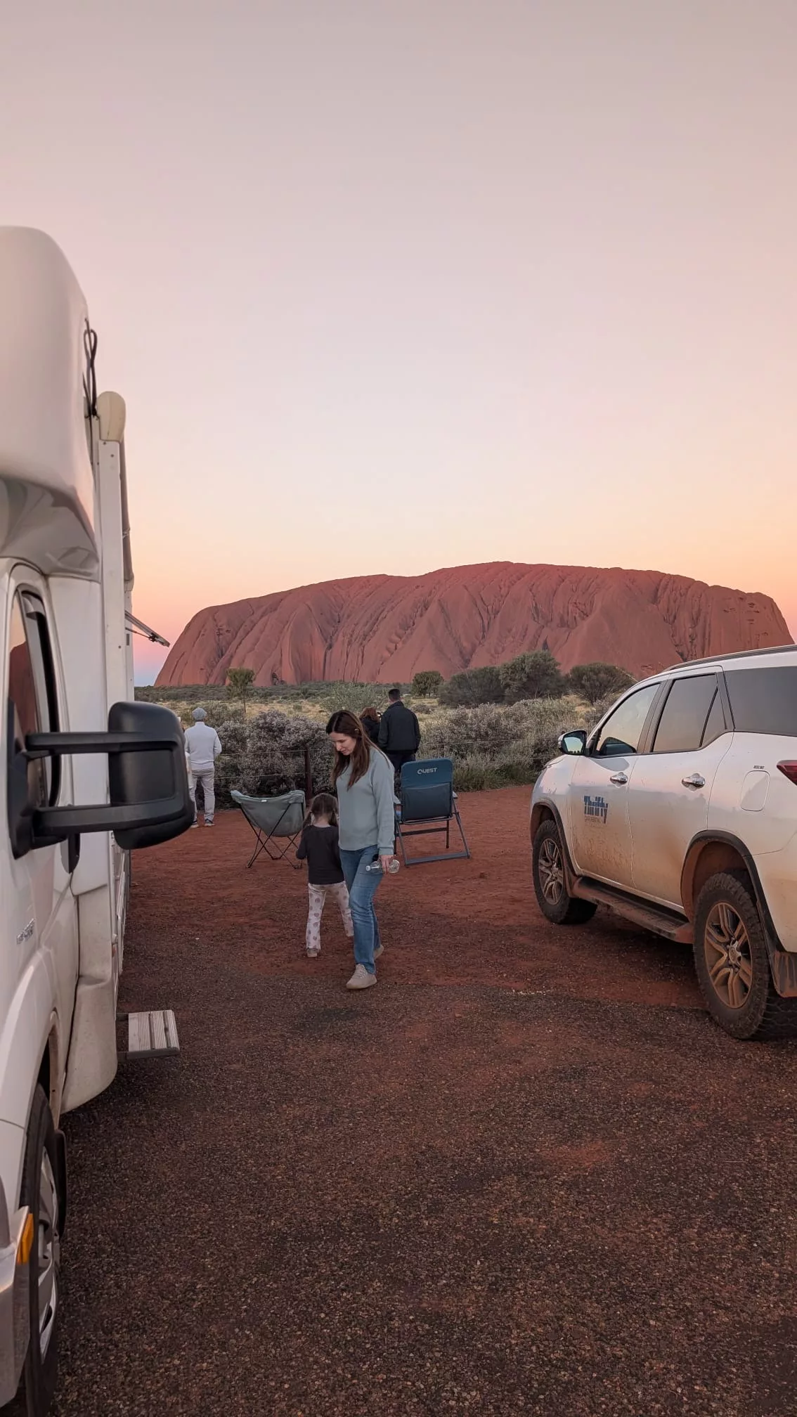 Nach dem Sonnenuntergang ist Uluru eher lila Uluru nach dem Sonnenuntergang