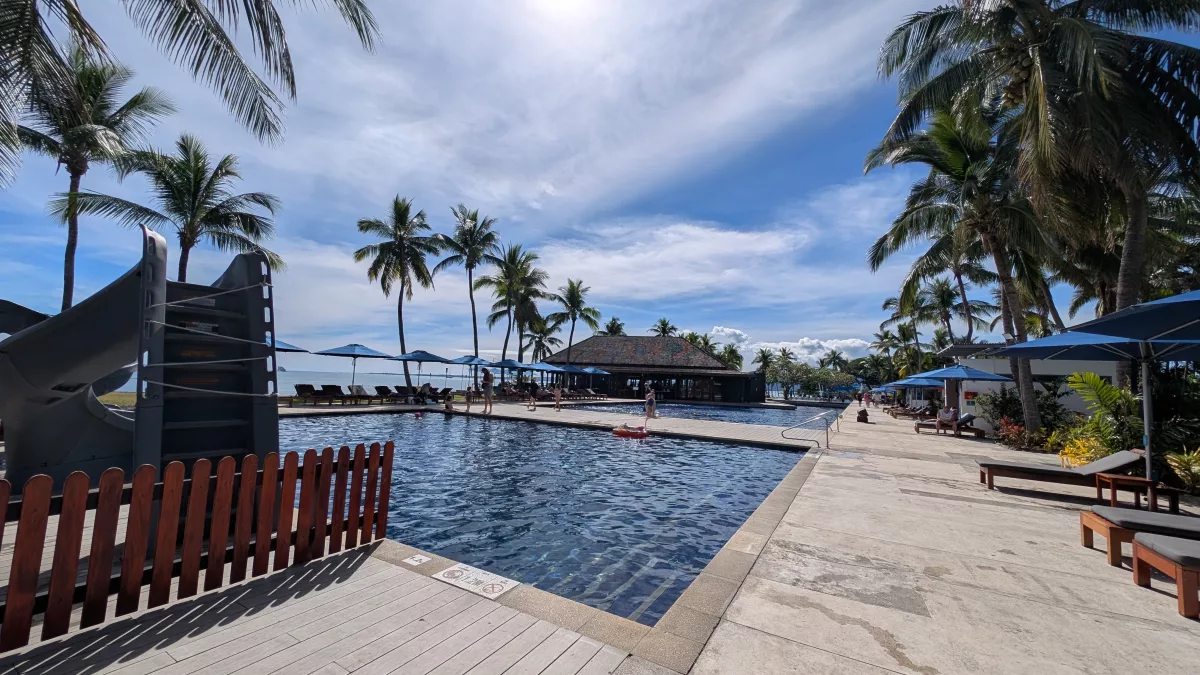 Pools und Restaurant im Hotel Hotelanlage auf Fidschi mit Pools und Restaurant