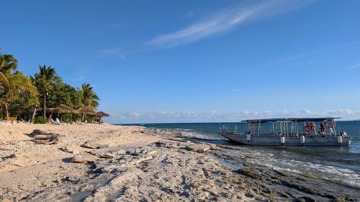 Mit den kleinen Booten setzt man auf die Insel über Kleine Boote beim Anlegen auf South Sea Island
