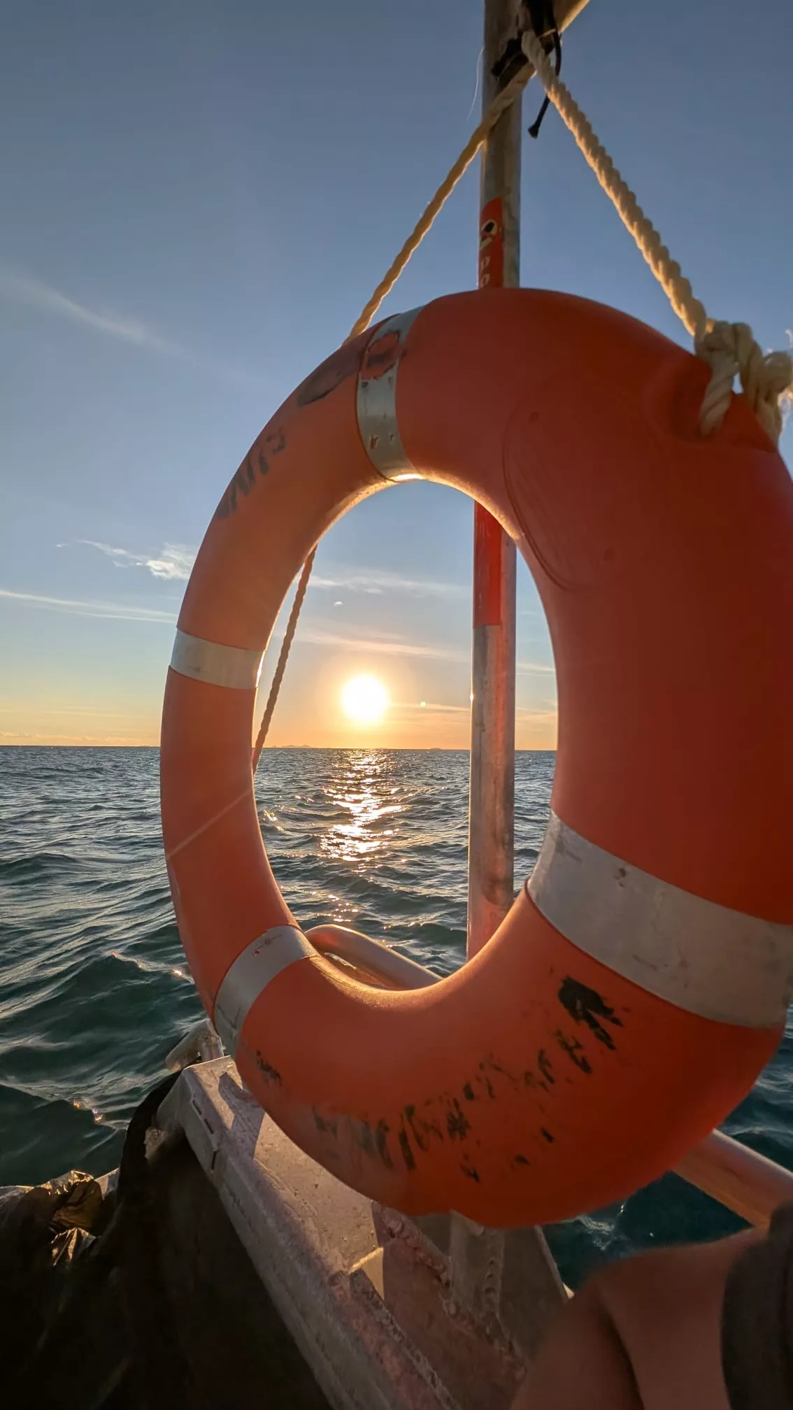 Rückfahrt mit dem Boot bei Sonnenuntergang Sonnenuntergang im Boot auf South Sea Island