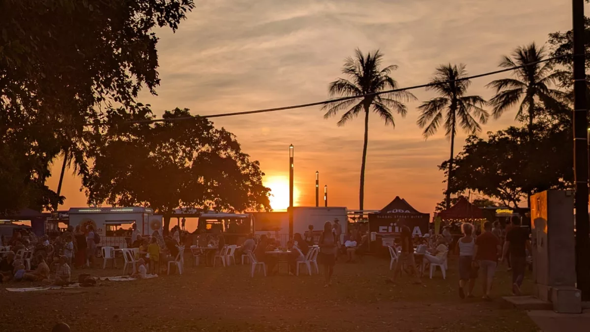 Tolle Atmosphäre mit Live-Musik bei Sonnenuntergang Besucher genießen Live-Musik und Snacks auf dem Mindil Beach Markt