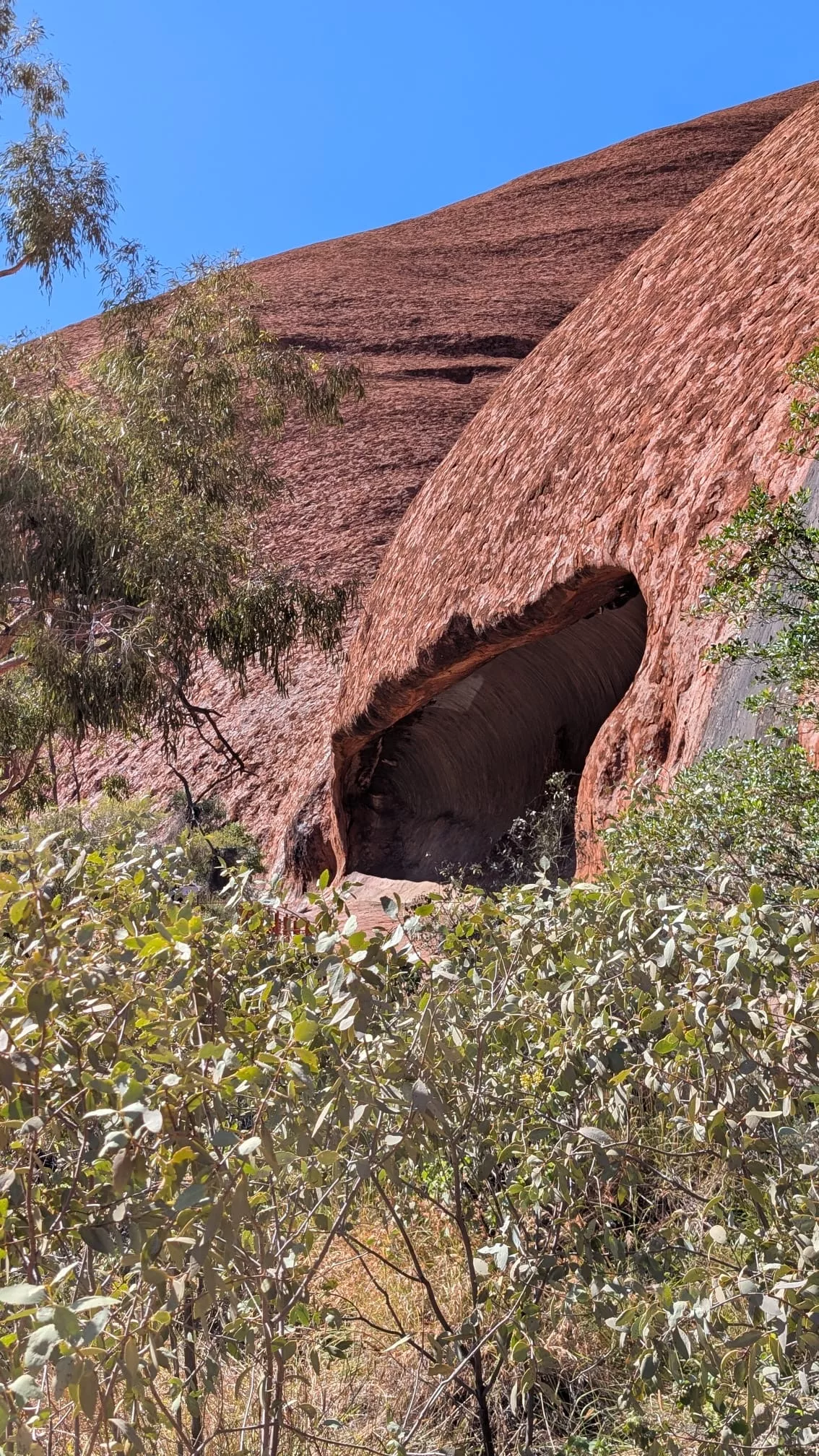 Der Mala Walk führt an mehreren Höhlen vorbei Eine der Höhlen auf dem Mala Walk am Uluru