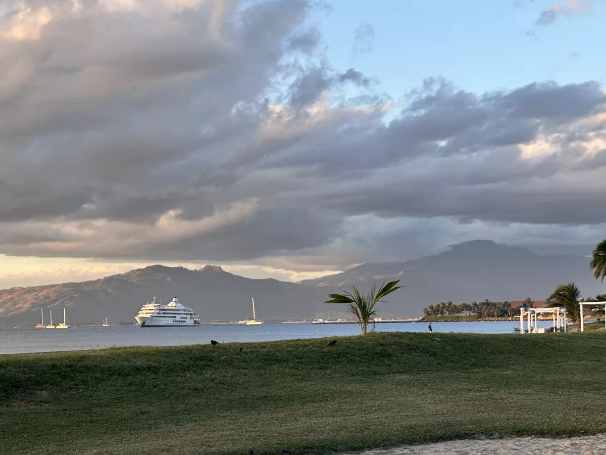 Aussicht auf Berge und Meer vom Hotel aus Aussicht auf das Meer und die Berge vom Hilton Resort aus