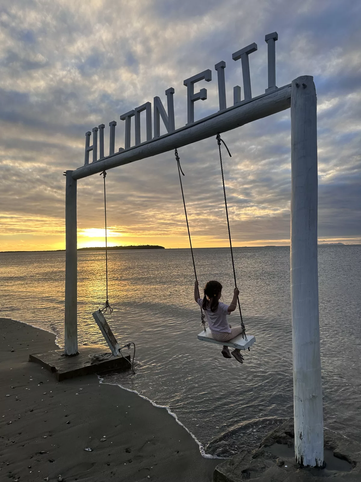 Kindertraum: Schaukeln bei Sonnenuntergang am Strand Schaukeln am Strand bei Sonnenuntergang