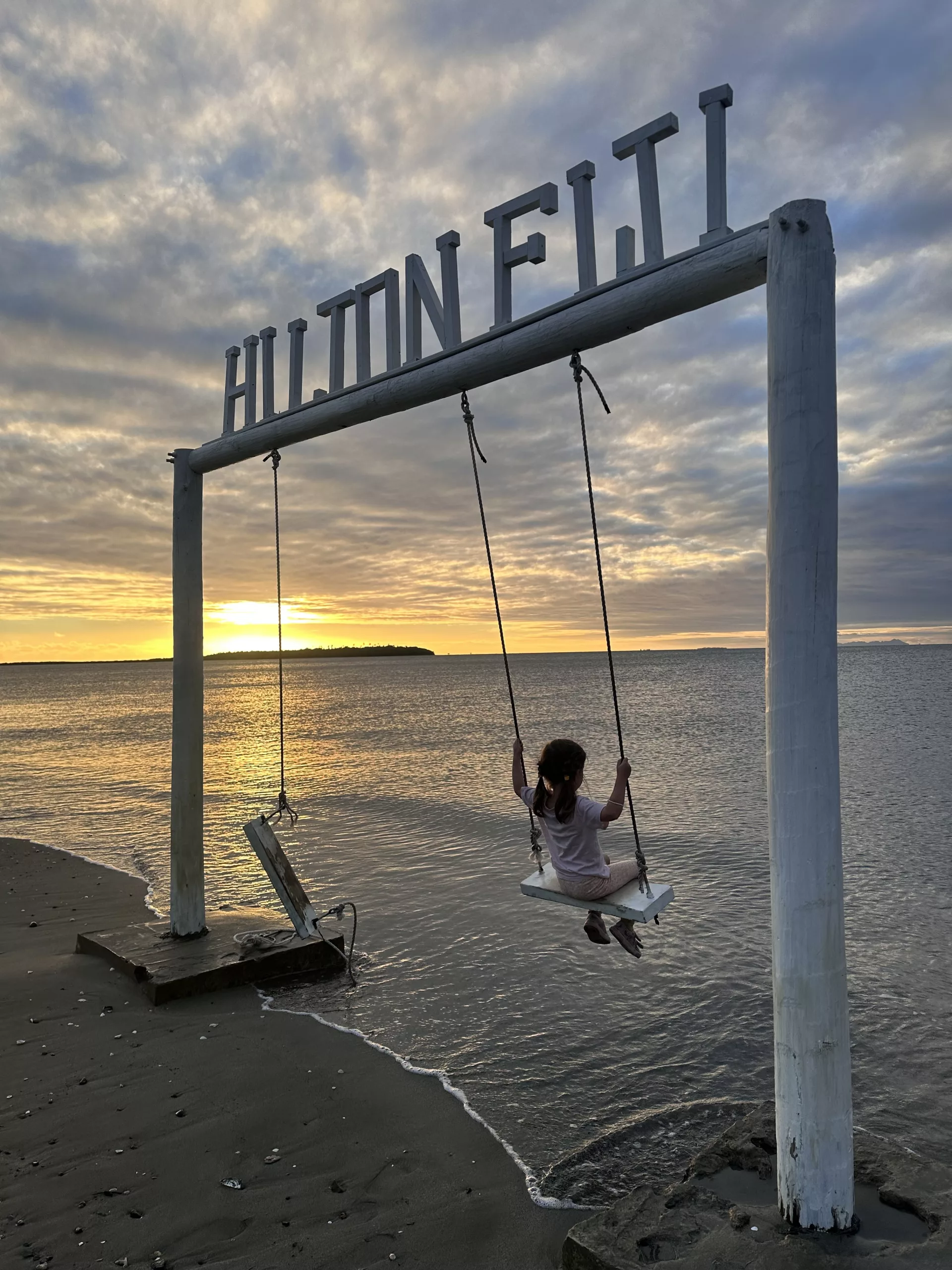 Schaukeln am Strand bei Sonnenuntergang