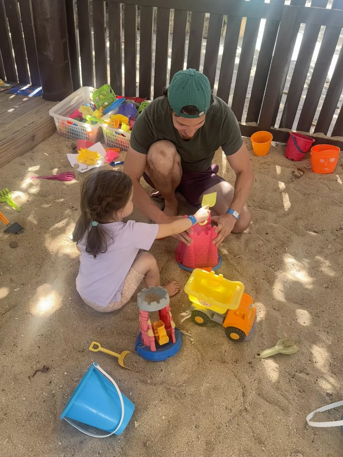 Spielpause im Sandkasten des Kidsclubs Sandkasten im Kidsclub von South Sea Island