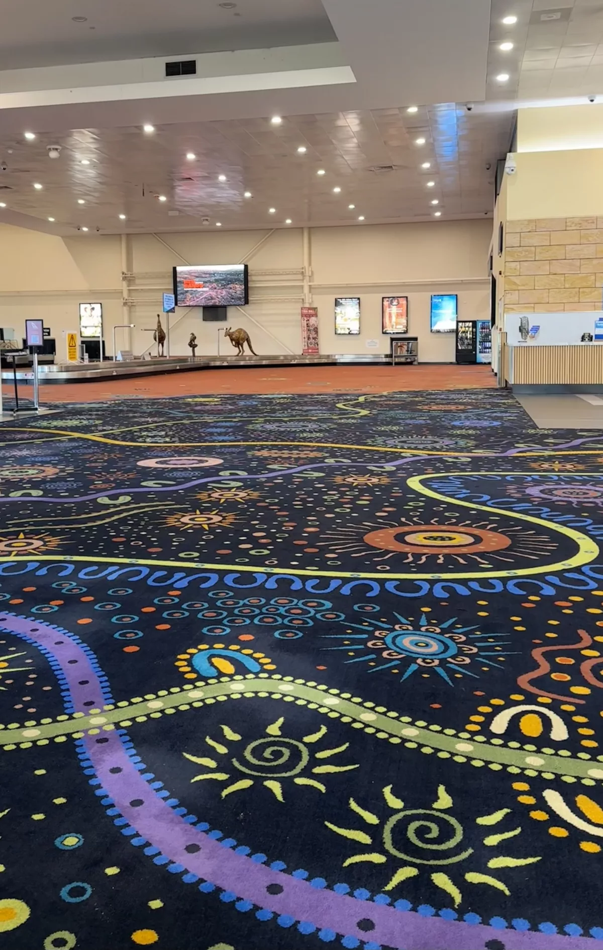 Traditionelle Muster und Kunst am Flughafen ASP Traditionelle Muster und Kunst am Flughafen von Alice Springs