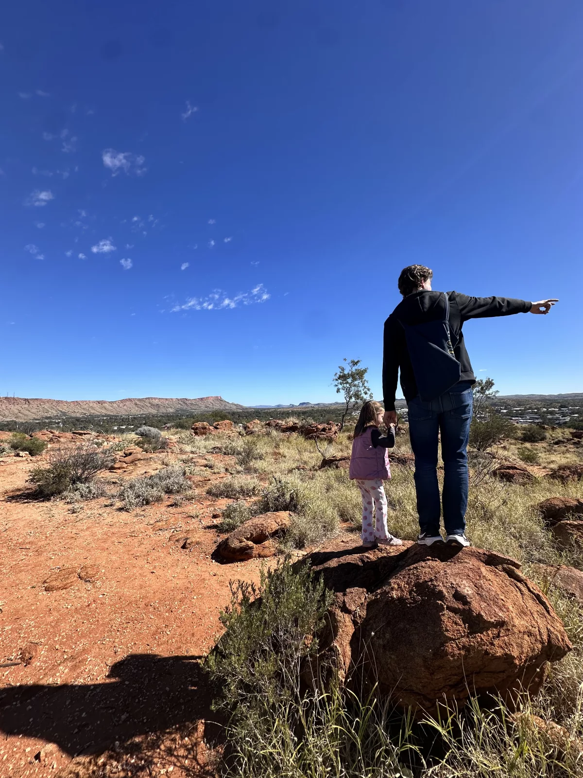 Auf dem Meyers Hill im Olive Pink Botanischen Garten Aussicht vom Meyers Hill in Alice Springs