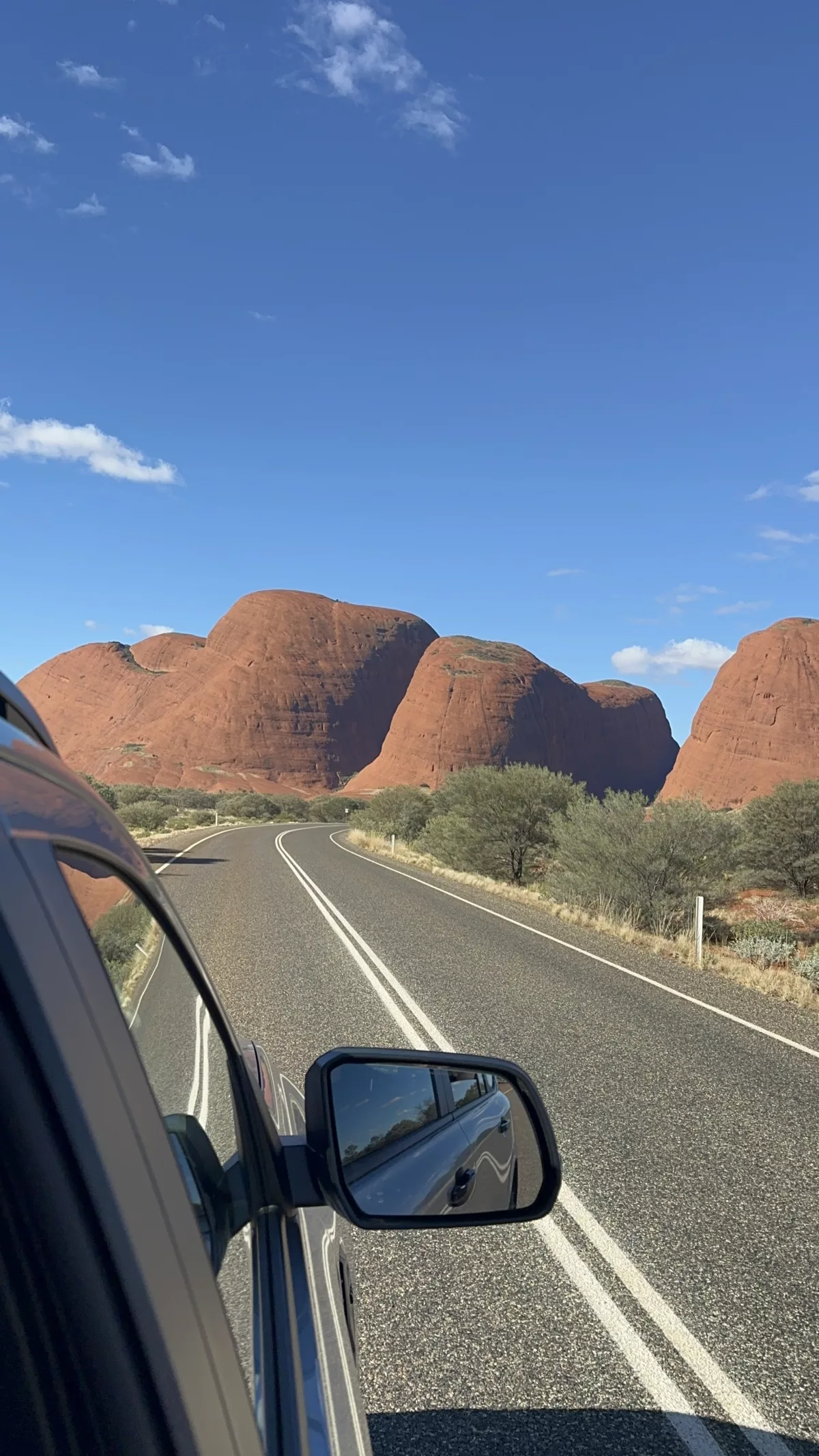 Schon von der Straße aus ist Kata Tjuta beeindruckend Blick auf Kata Tjuta von der Straße aus
