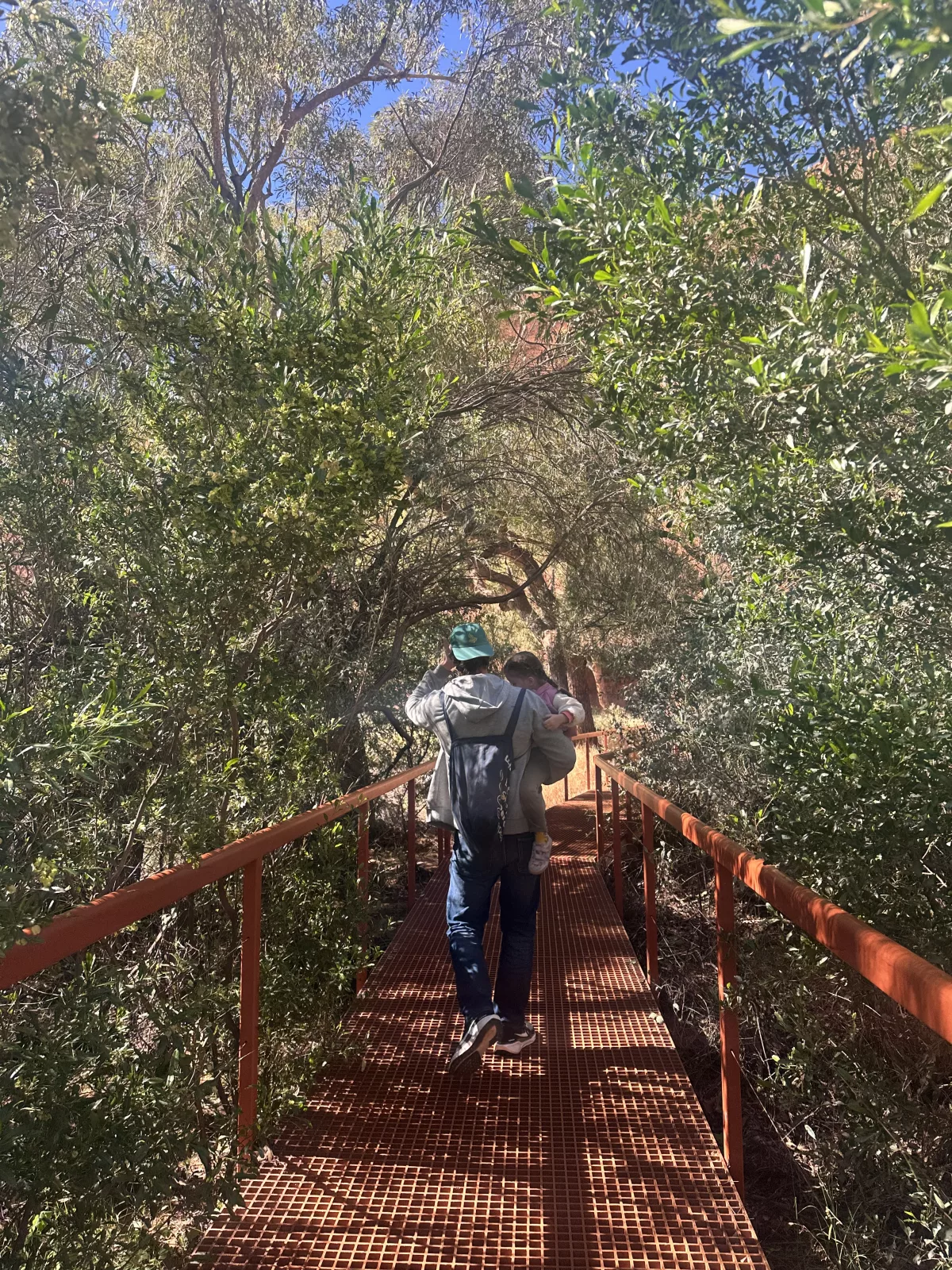 Unterwegs auf dem Mala Walk am Uluru Unterwegs auf dem Mala Walk am Uluru