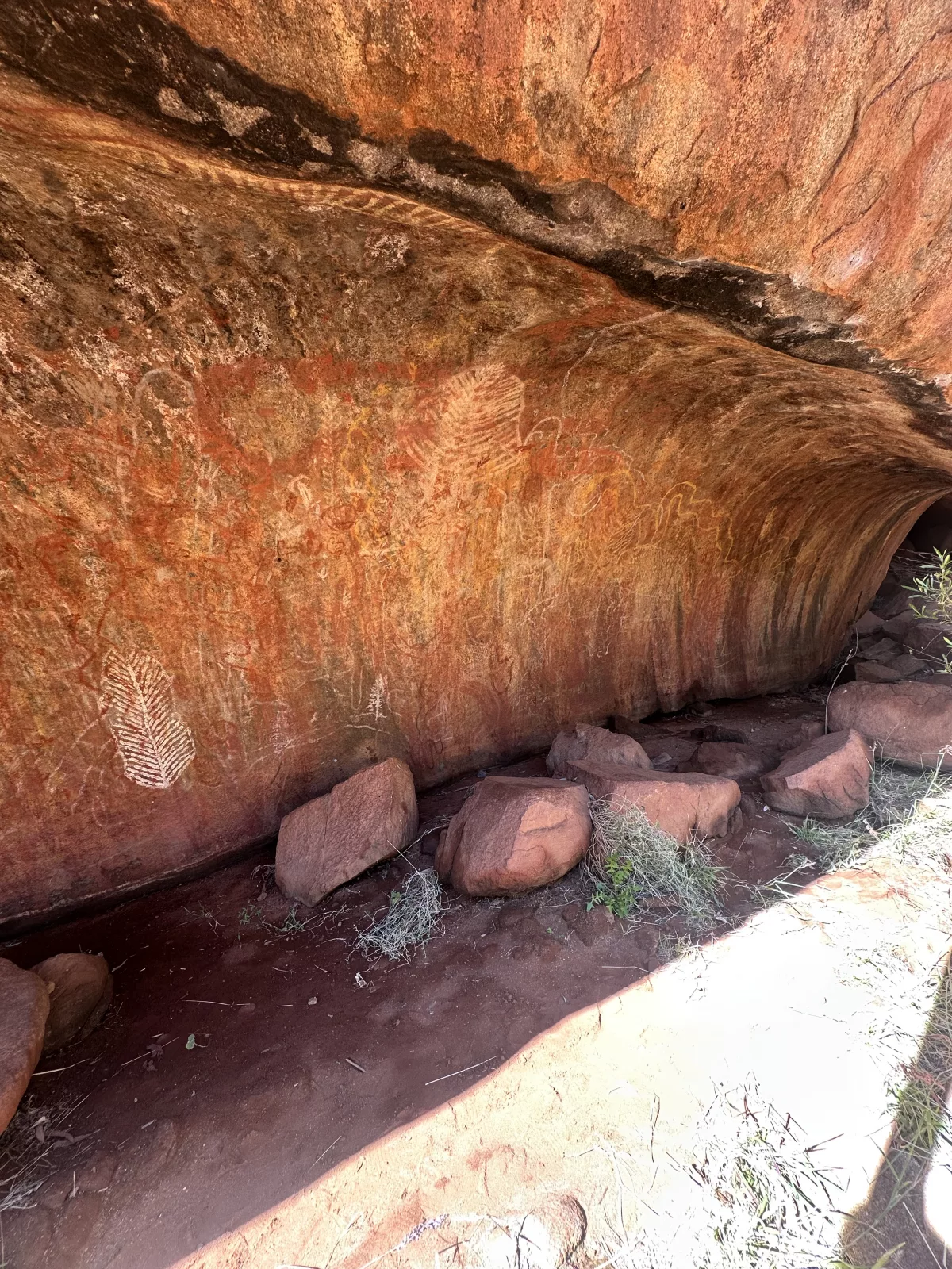 Felsmalereien in der Höhle der Jungen Felsmalereien am Uluru in der „Höhle der Jungen“