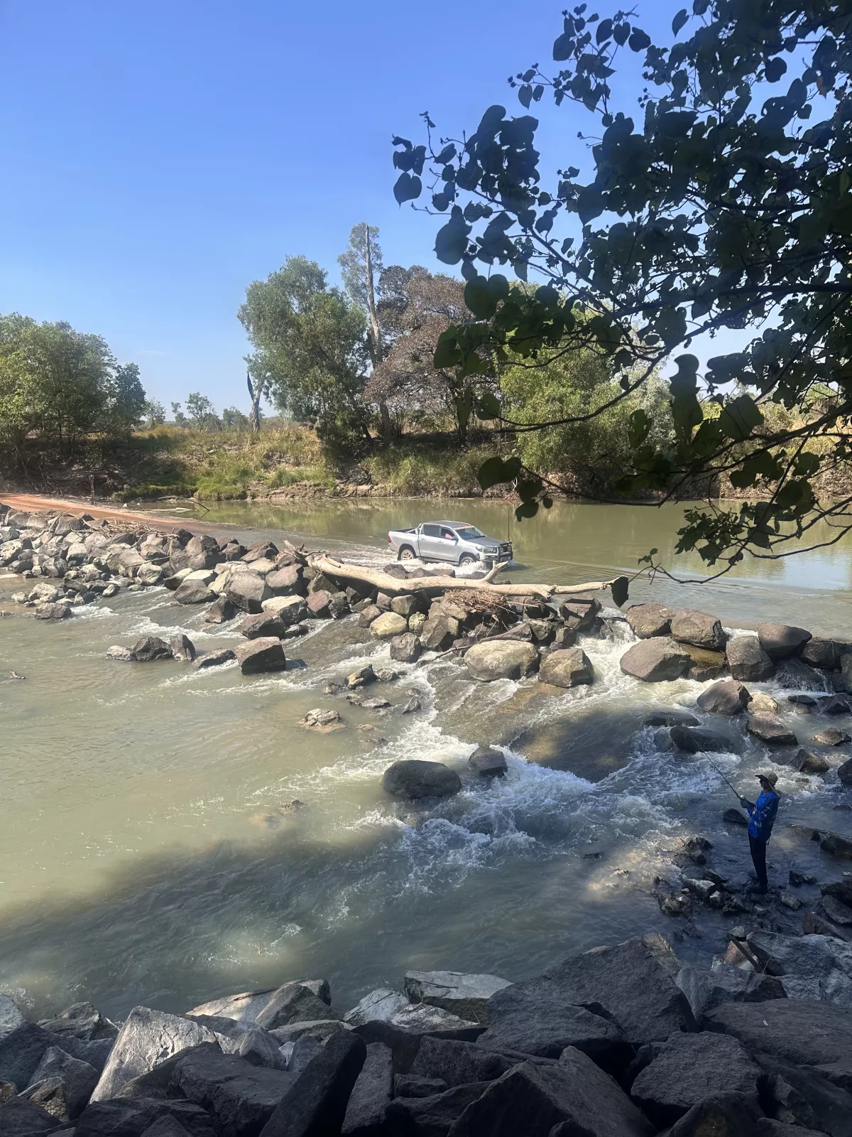 Cahills Crossing darf nur mit Genehmigung überquert werden Auto durchfährt Cahills Crossing