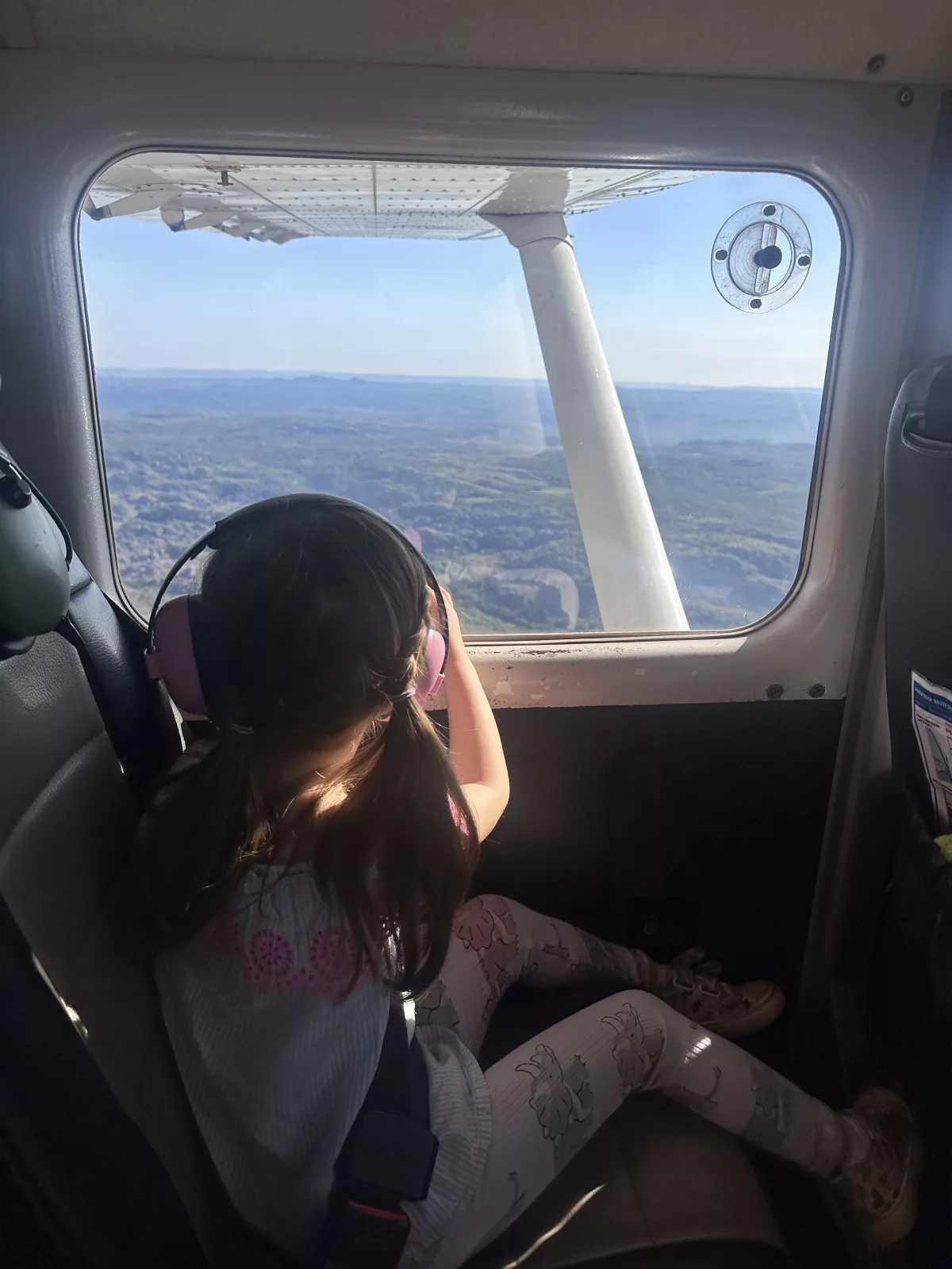 Ava mit Kinder-Headset und Gopro Kamera Kakadu Rundflug mit Kind