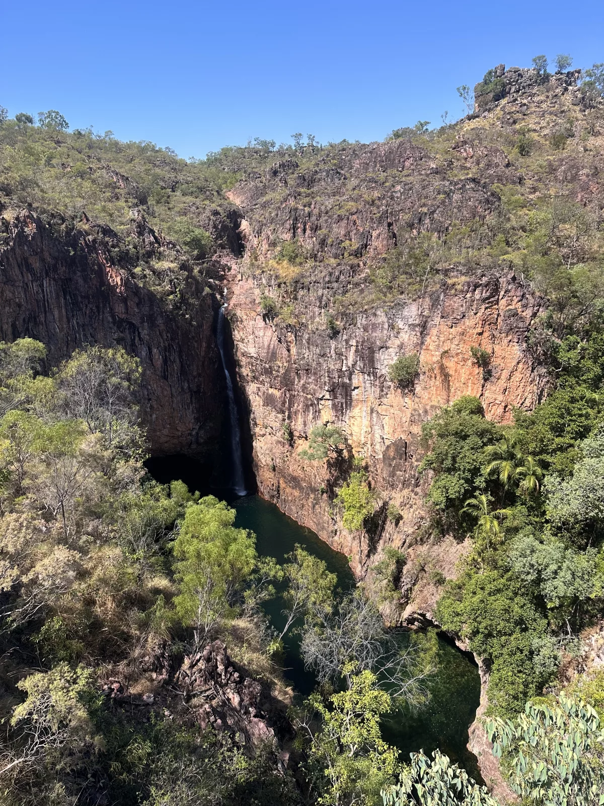Den Wasserfall sieht man erst vom Tolmer Lookout aus Aussicht vom Tolmer Lookout auf den Wasserfall