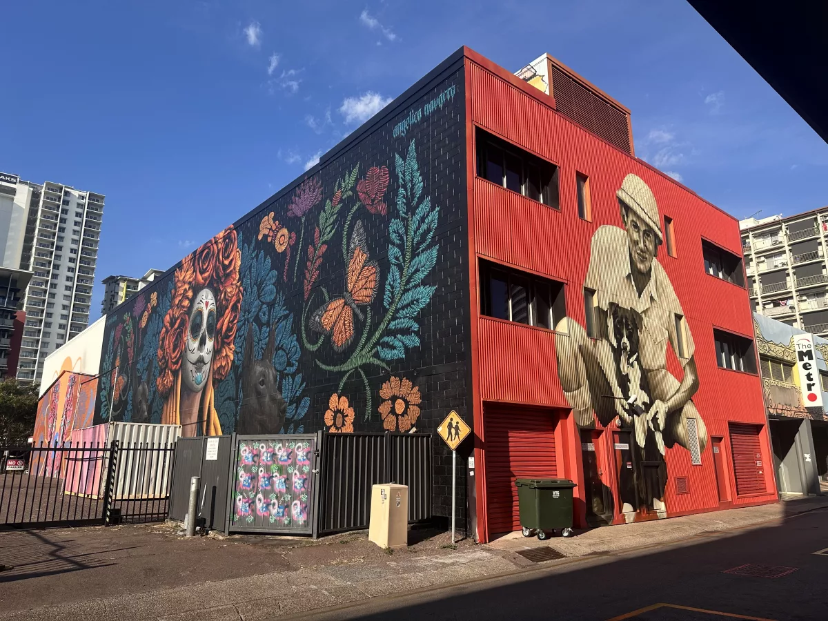 Street Art La Catrina (Eric 'Zoueh' Skotnes & Angelica Navarro) & Percy Westcott with Gunner the Veteran Dog (Jesse Bell) Street Art La Catrina und Gunnar the Veteran Dog