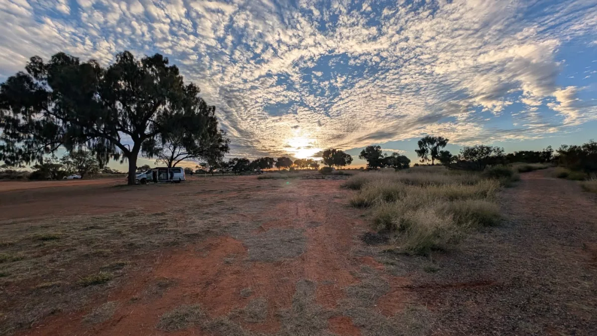 Sonnenuntergang auf dem Campingplatz Erldunda Sonnenuntergang im Outback auf dem Campingplatz Erldunda