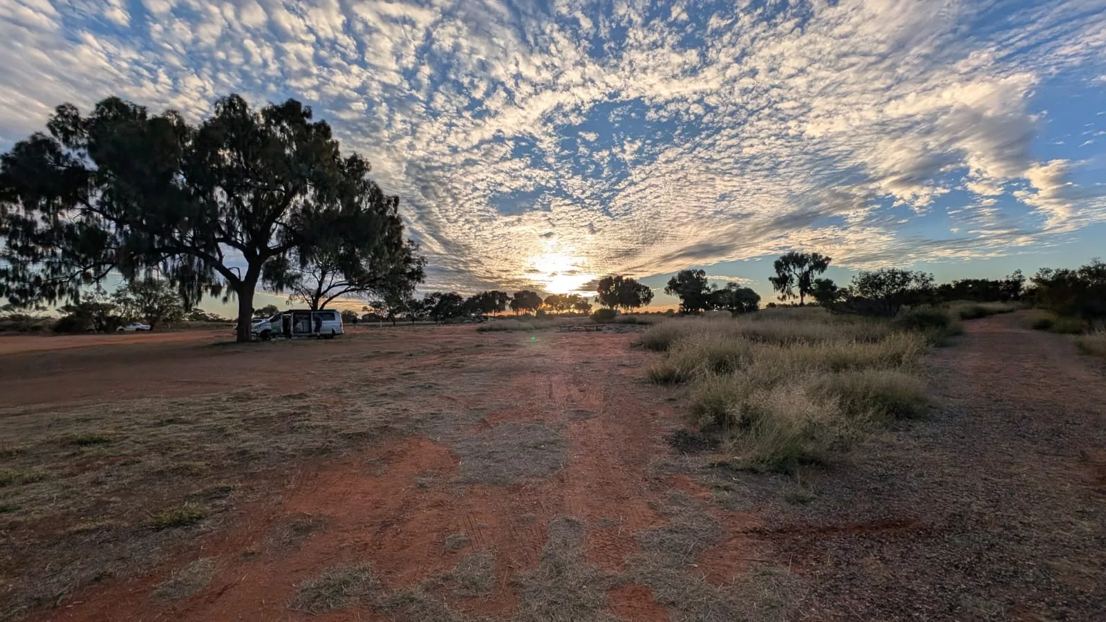 Sonnenuntergang im Outback auf dem Campingplatz Erldunda