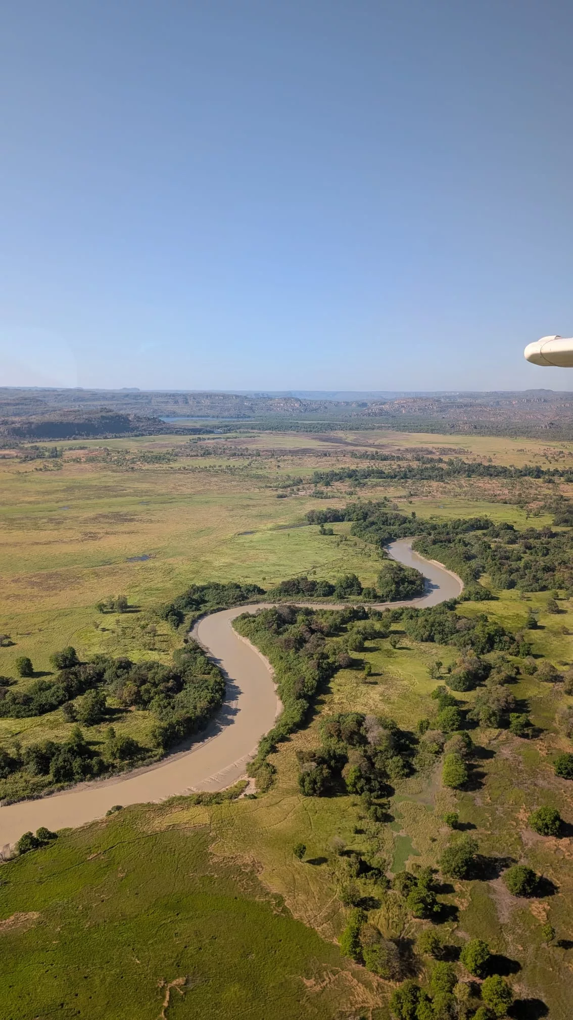 Von oben wird die wahre Schönheit des Kakadu Nationalparks sichtbar Grüne Landschaft rund um den East Alligator River