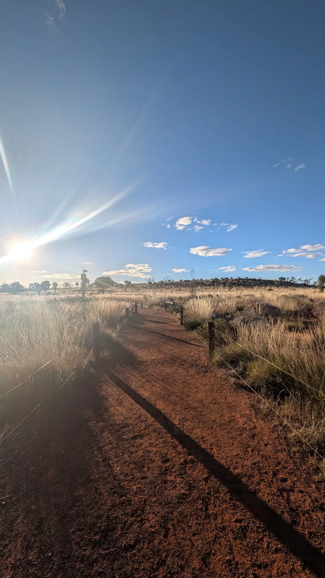 Der Weg durch die Sanddünen ist entspannt machbar Weg über die Sanddünen von Kata Tjuta, perfekt für einen entspannten Spaziergang