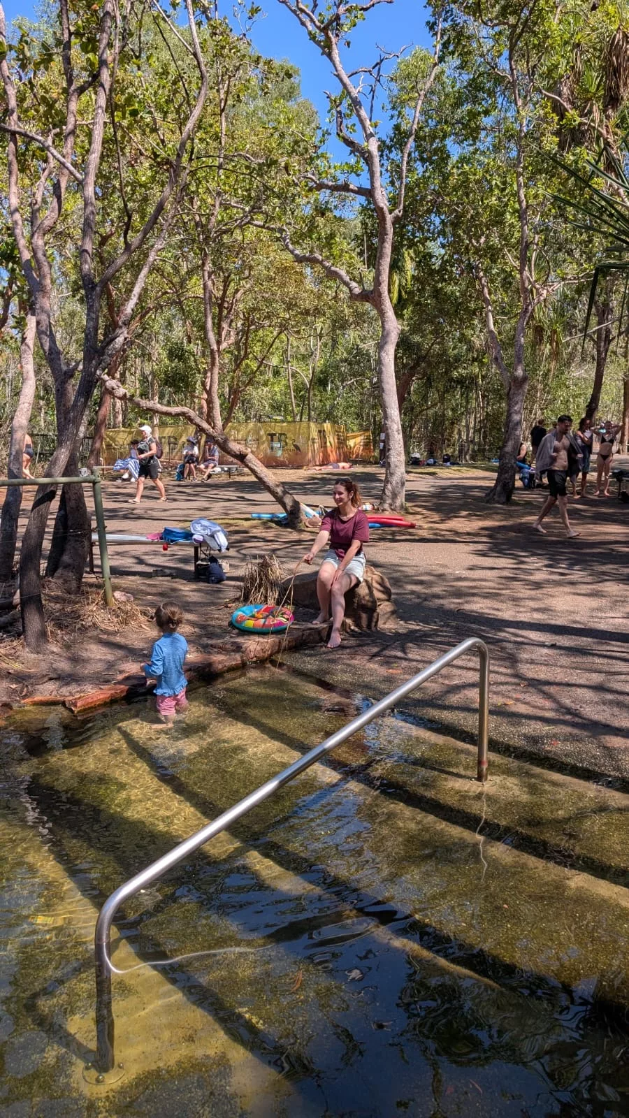 Wir Mädels spielten im flachen Wasser am Einstieg Ausflug zu den Wangi Falls