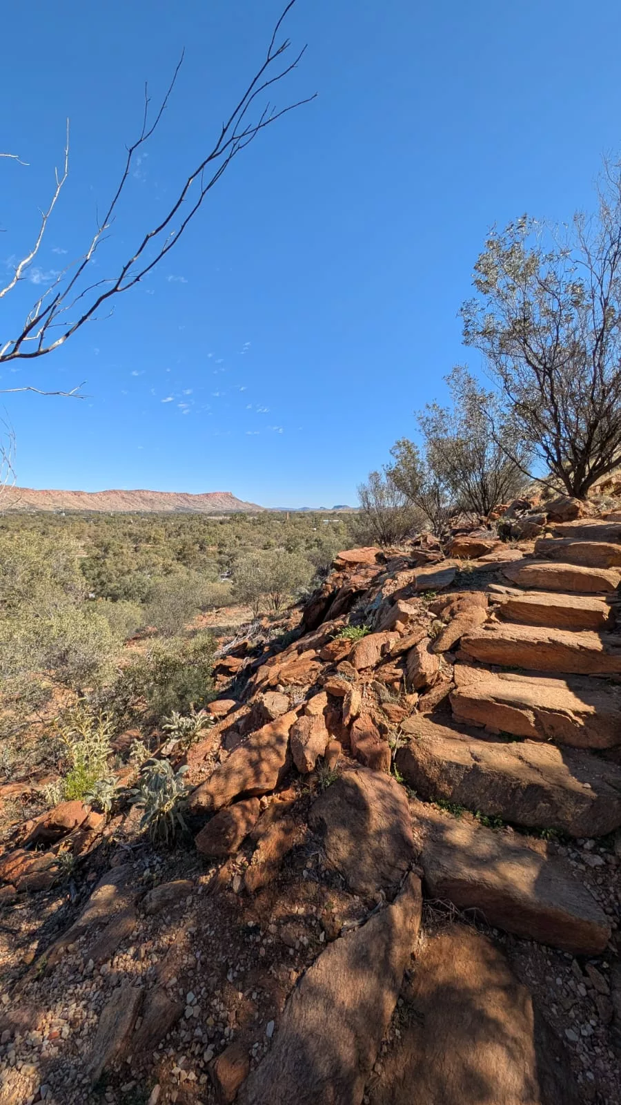 Der Meyers Hill Walk im Botanischen Garten Treppen auf dem Meyers Hill Walk im Botanischen Garten von Alice Springs