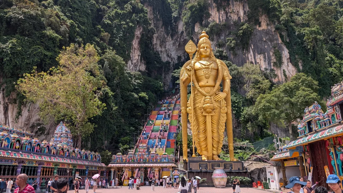 Das war meine persönliche Lieblingsperspektive Blick auf die Batu Caves mit Treppen, Tempeln und Statue