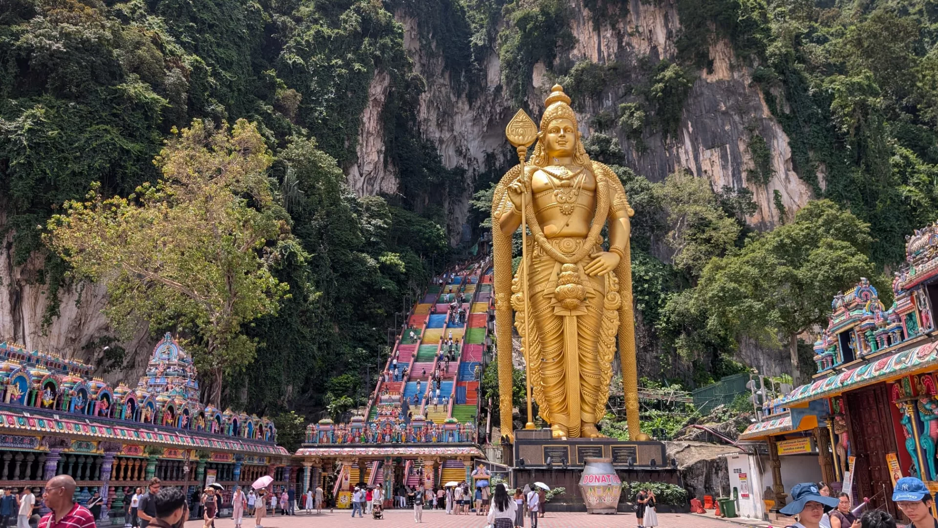 Blick auf die Batu Caves mit Treppen, Tempeln und Statue