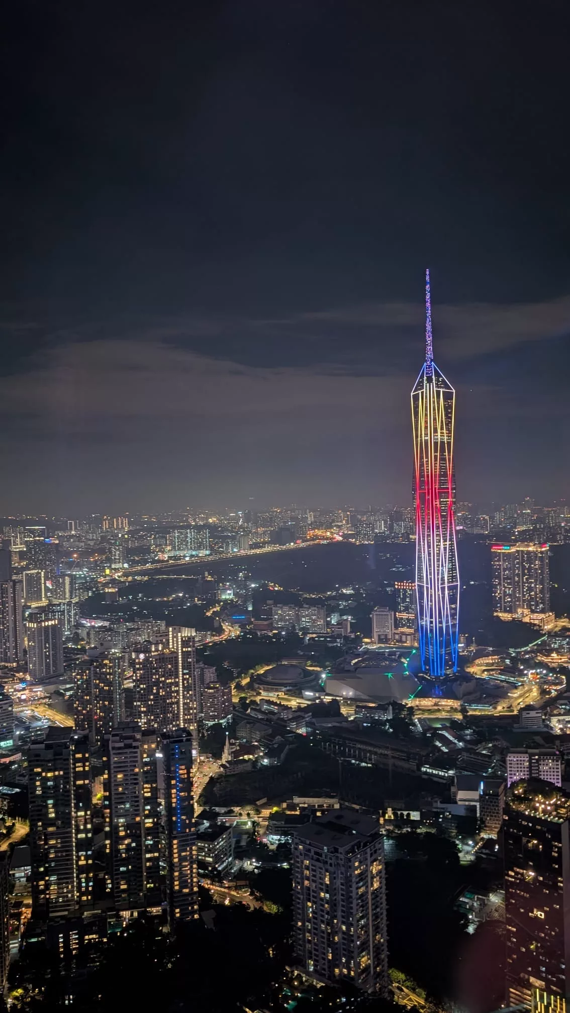 Blick auf Merdeka 118 bei Dunkelheit Blick auf Merdeka 118 bei Nacht vom KL Tower aus