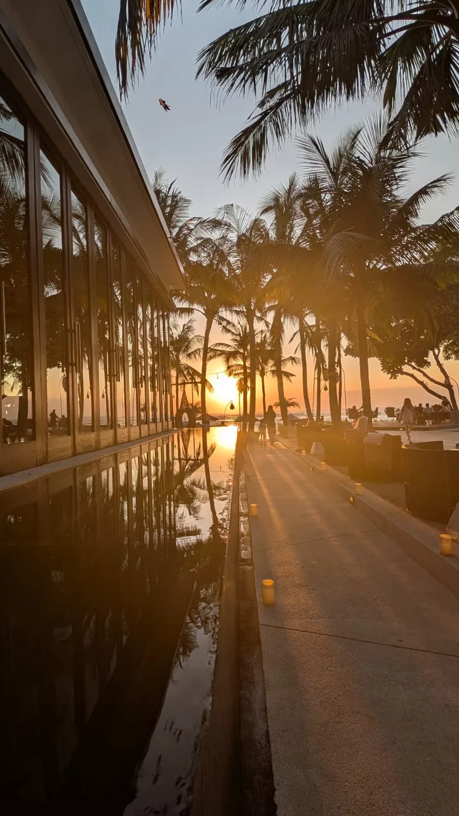 Spaziergang durch die Hotelanlage zum Strand bei Sonnenuntergang