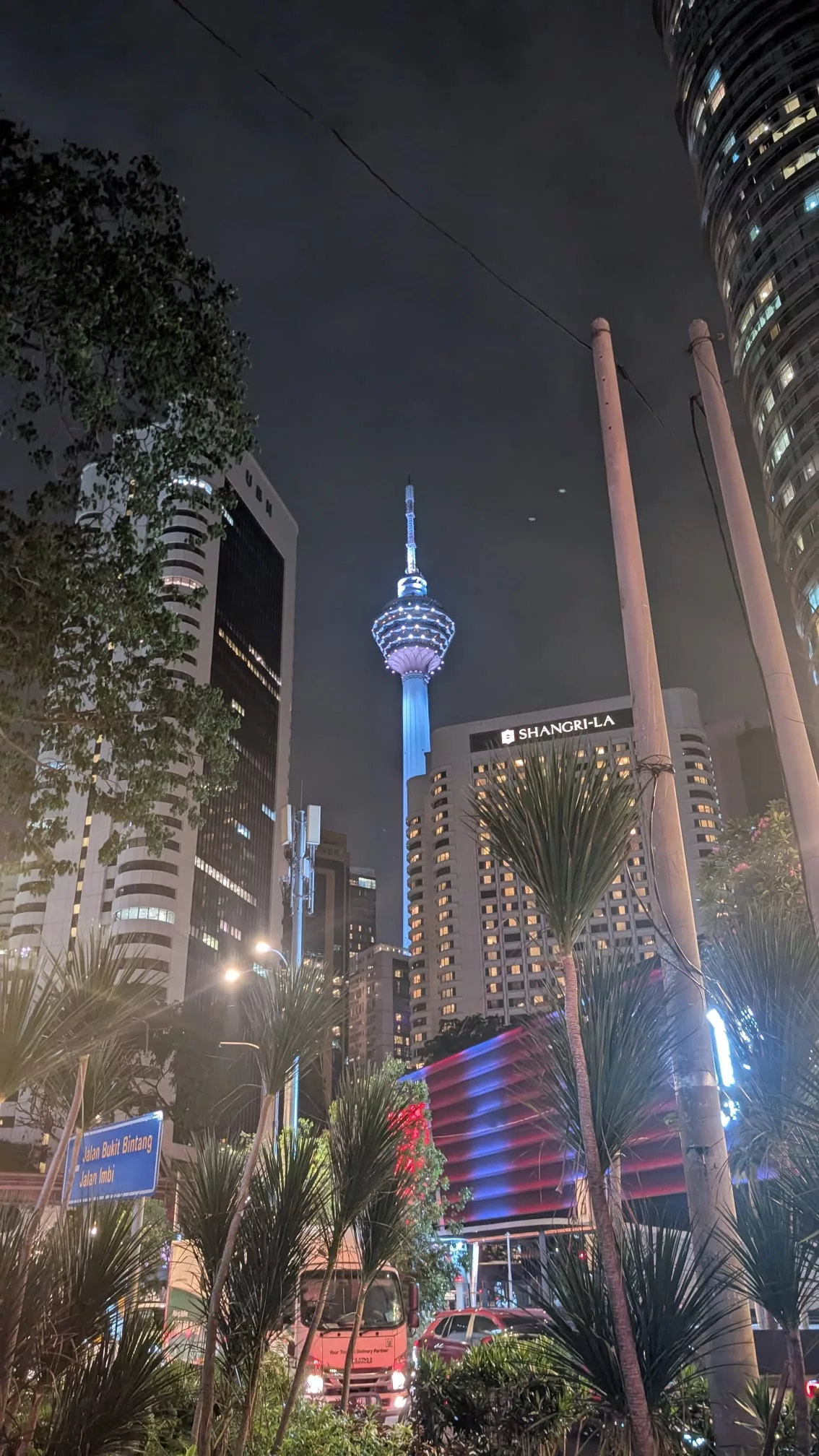 …der 421 Meter hohe KL Tower… KL Tower und Shangri-La Kuala Lumpur bei Nacht