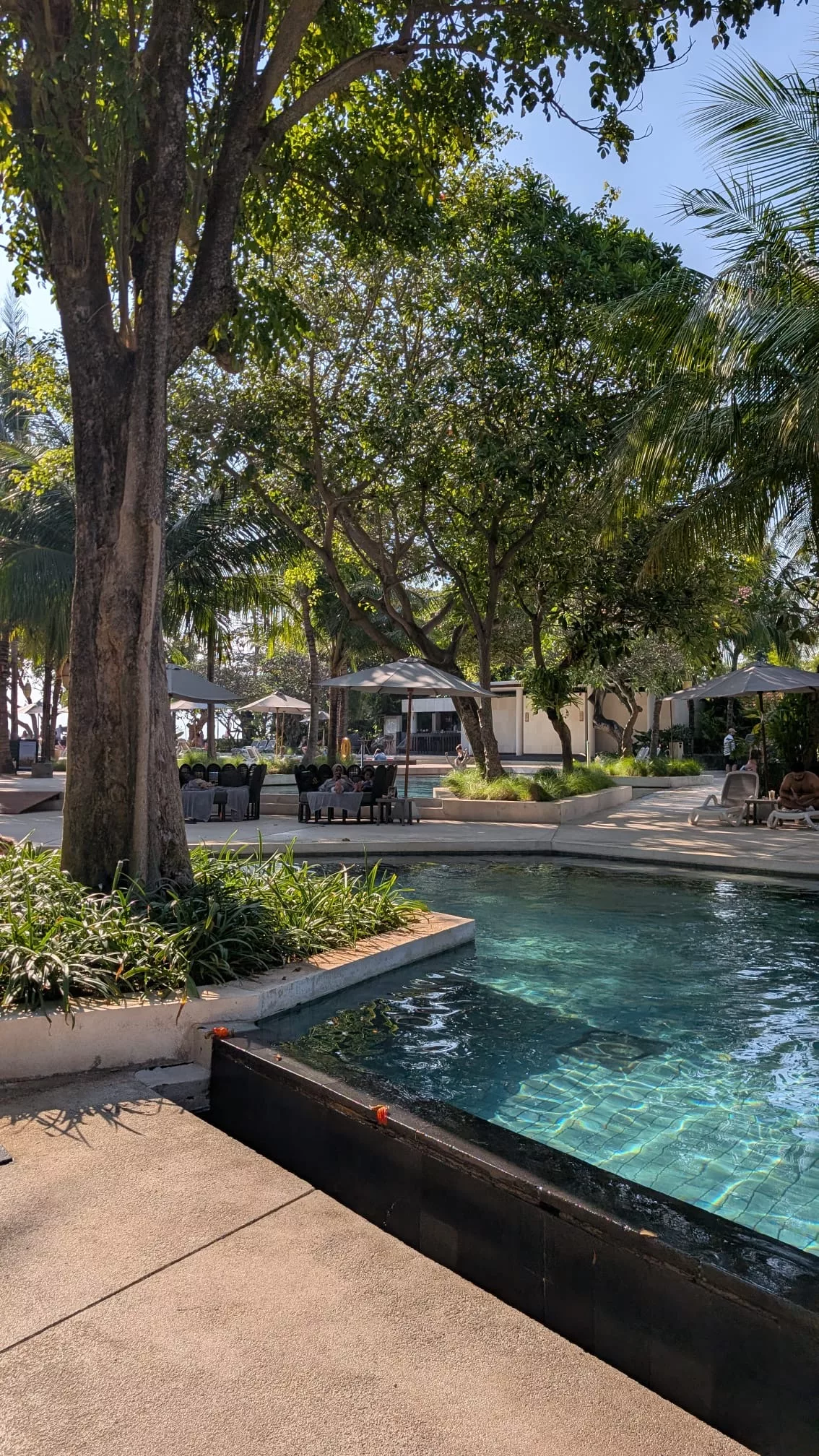 Hotelanlage mit Pools im ANVAYA Hotel Kuta