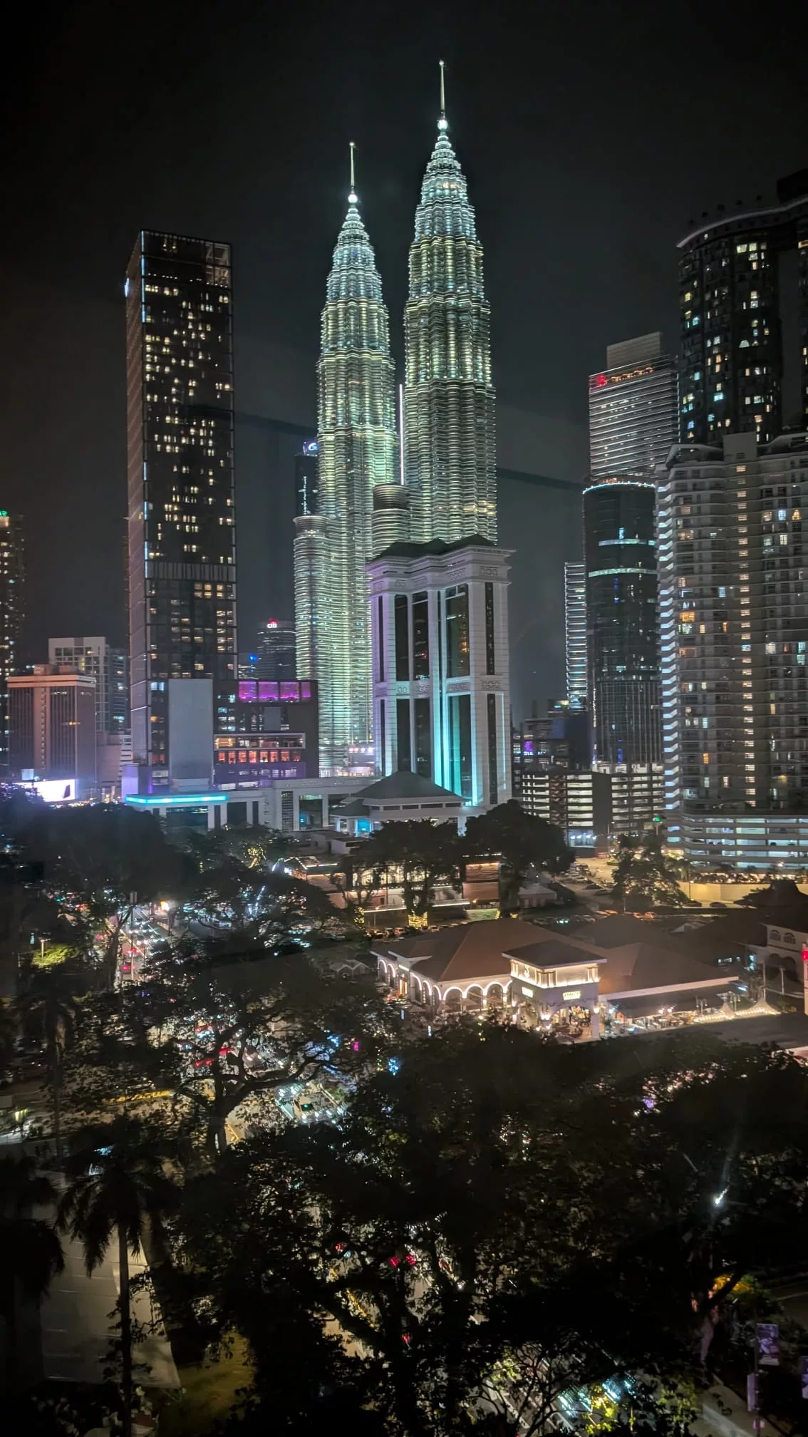 Nachts war der Ausblick noch schöner Aussicht vom Zimmer im Four Points by Sheraton Kuala Lumpur nachts