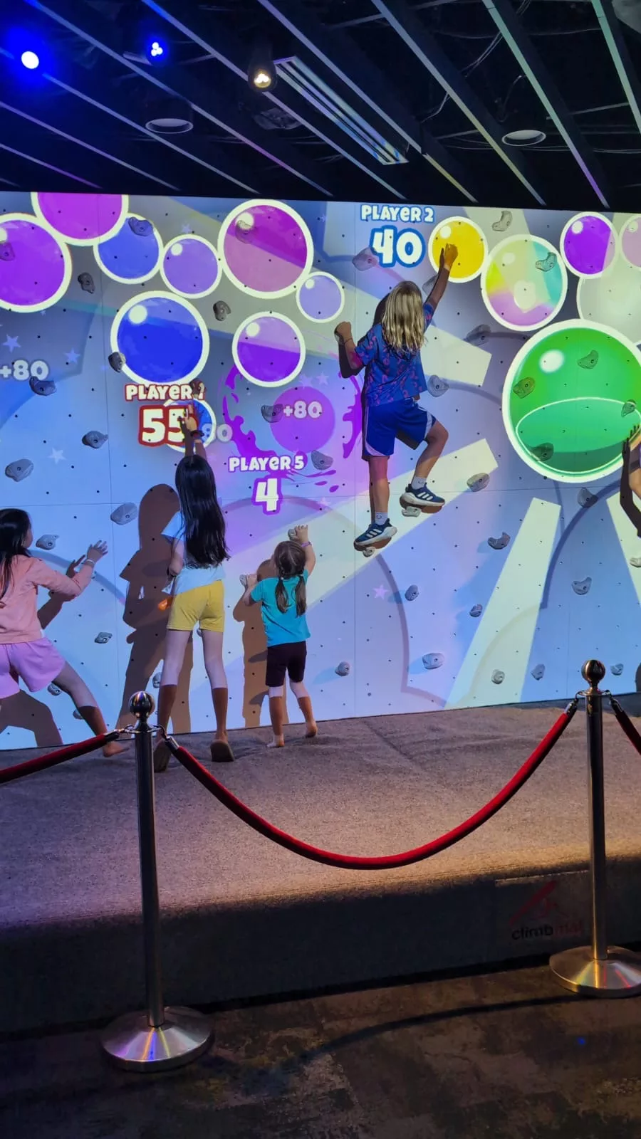 Die interaktive Kletterwand hat unsere Tochter sofort begeistert Interaktive Kletterwand für Kinder im Petrosains Museum