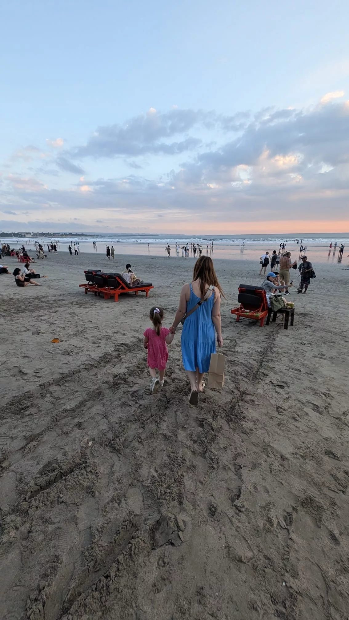 Am Kuta Beach treffen sich zum Sonnenuntergang Einheimische und Touristen