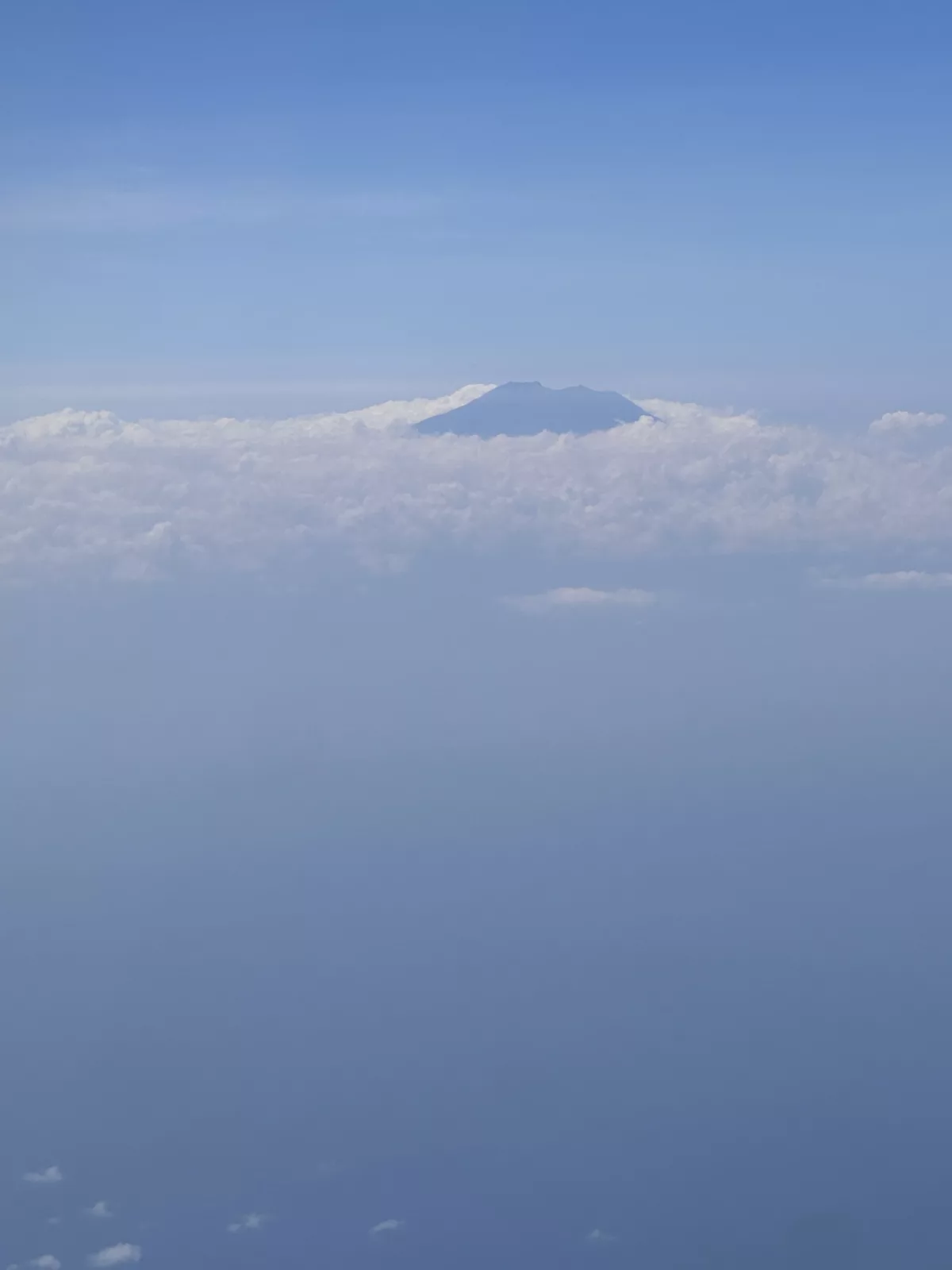 Erster Blick auf den Mount Batur beim Anflug auf Bali