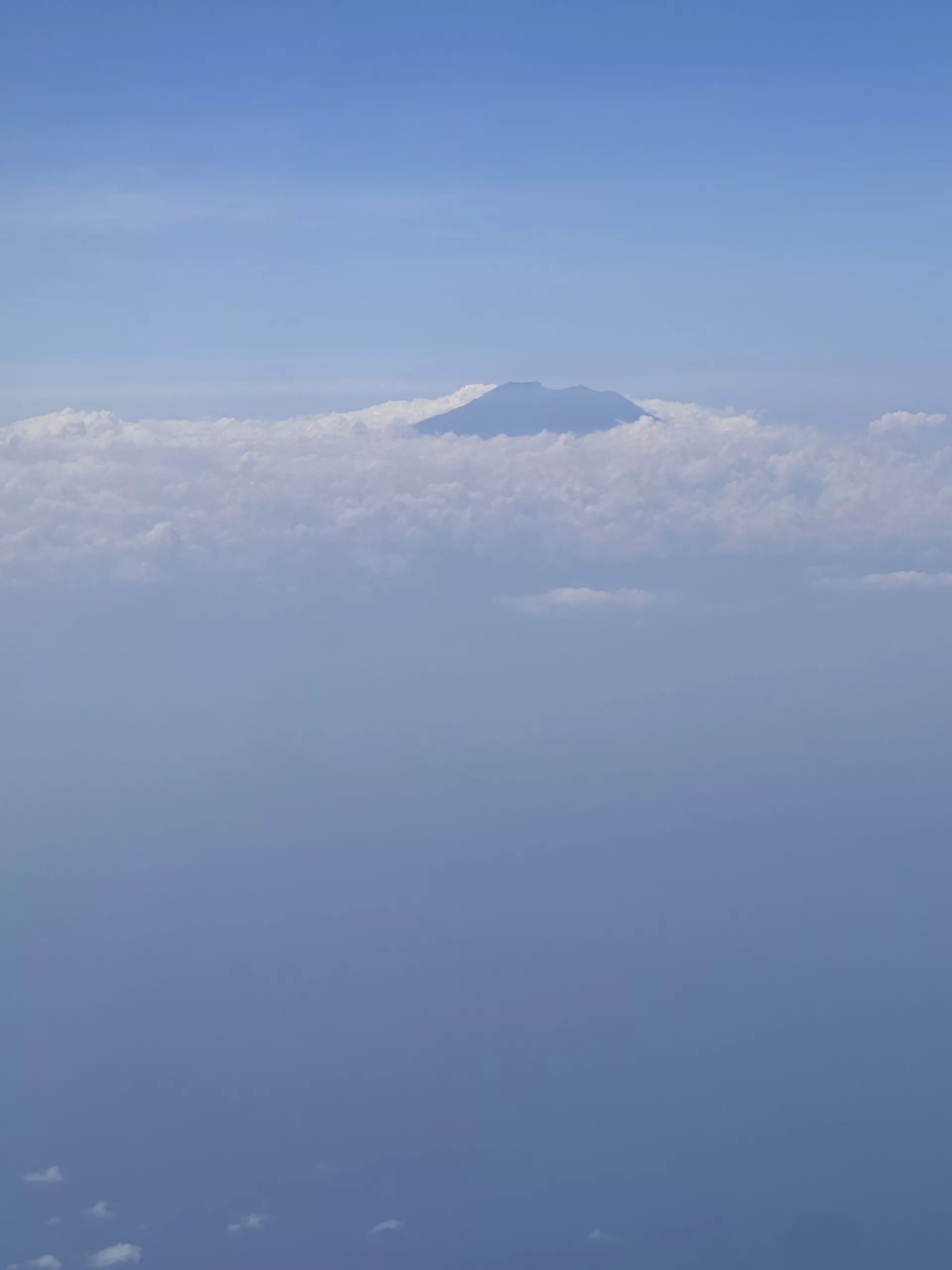 Erster Blick auf den Mount Batur beim Anflug auf Bali