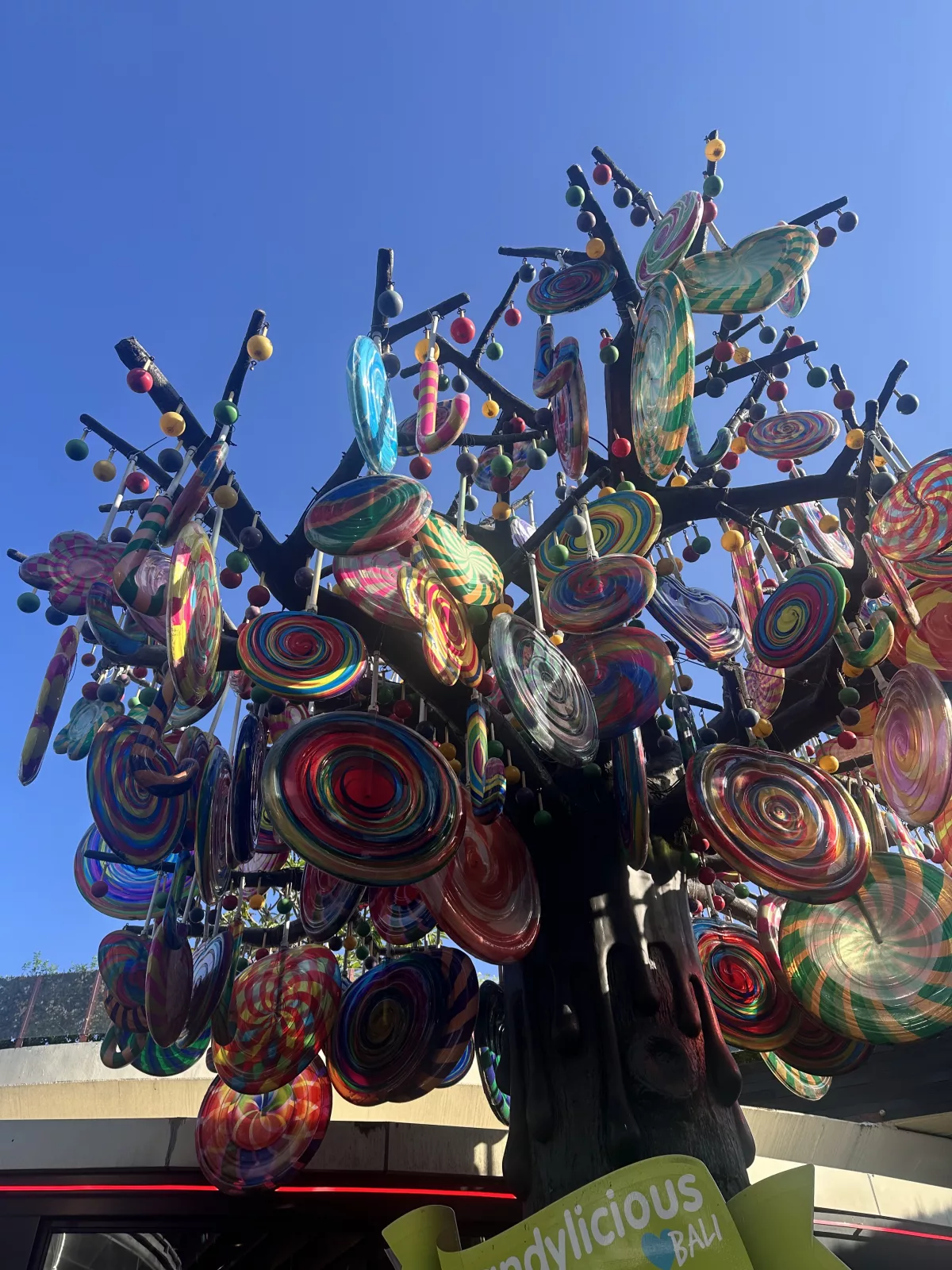 Lolli-Baum vor einem Süßigkeiten-Laden im Beachwalk Shopping Centre Bali