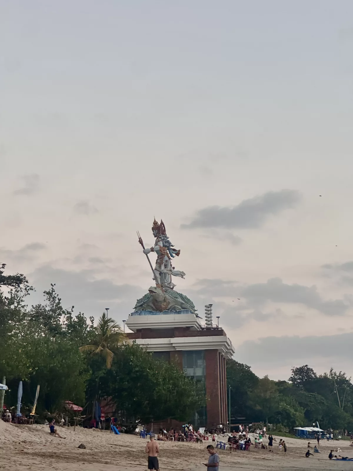 Statue des Meeresgottes Baruna am Strand von Kuta