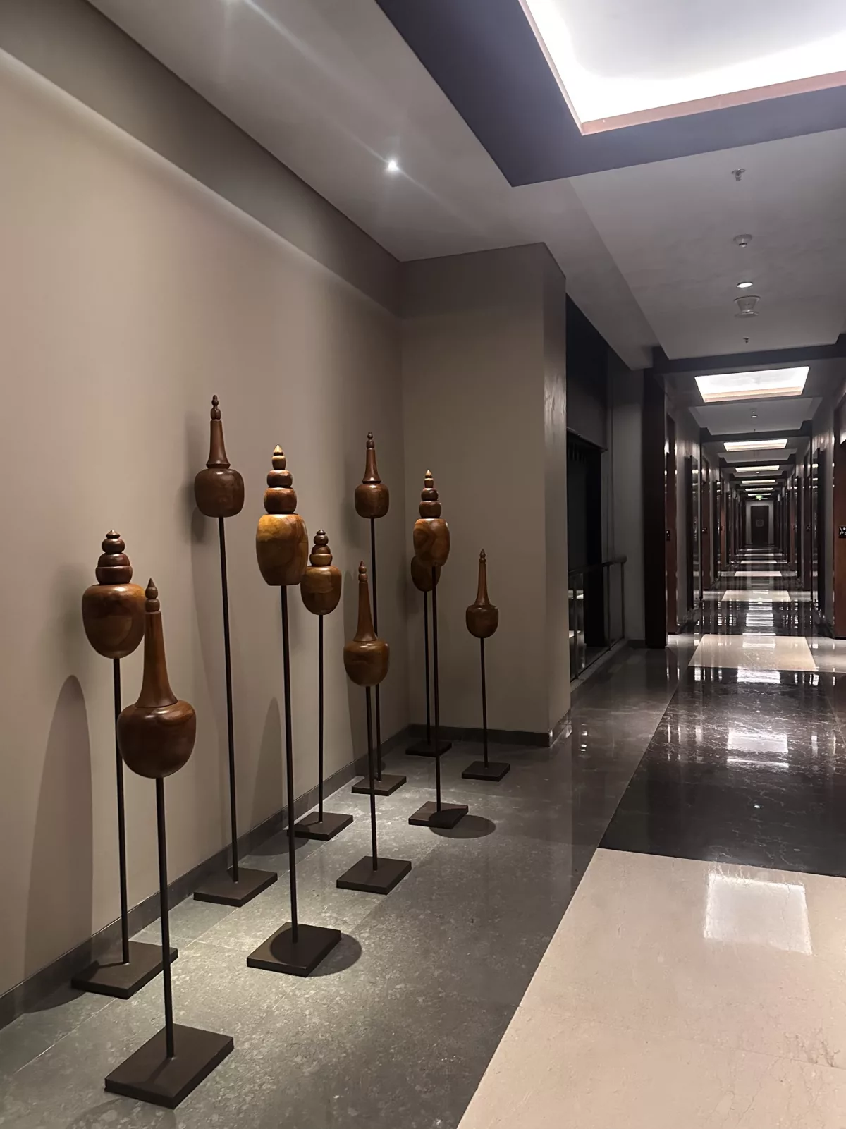 Kunst auf den Hotelfluren im ANVAYA Resort und Spa Bali