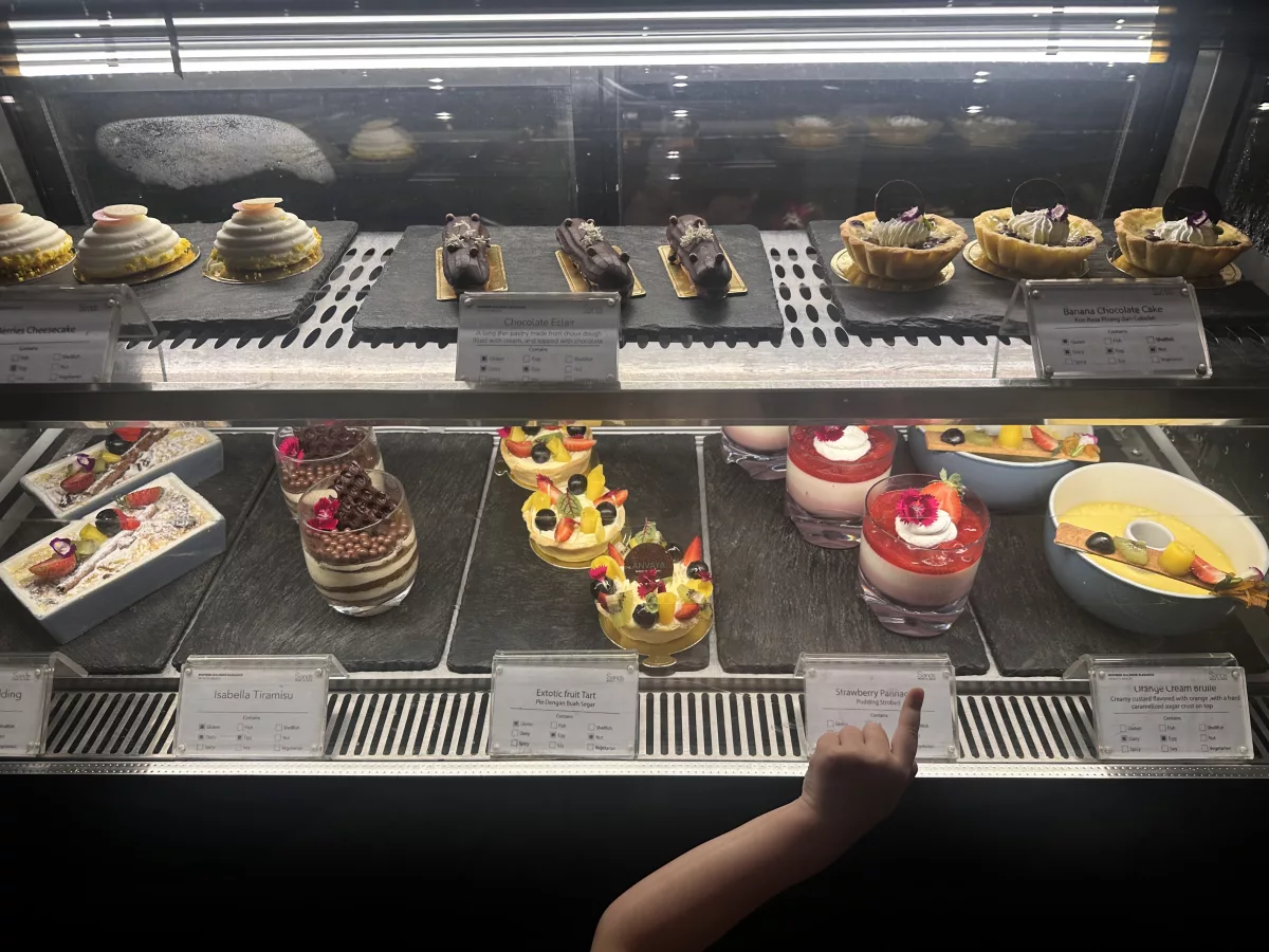 Auswahl an Desserts beim Abendessen im ANVAYA Hotel Bali