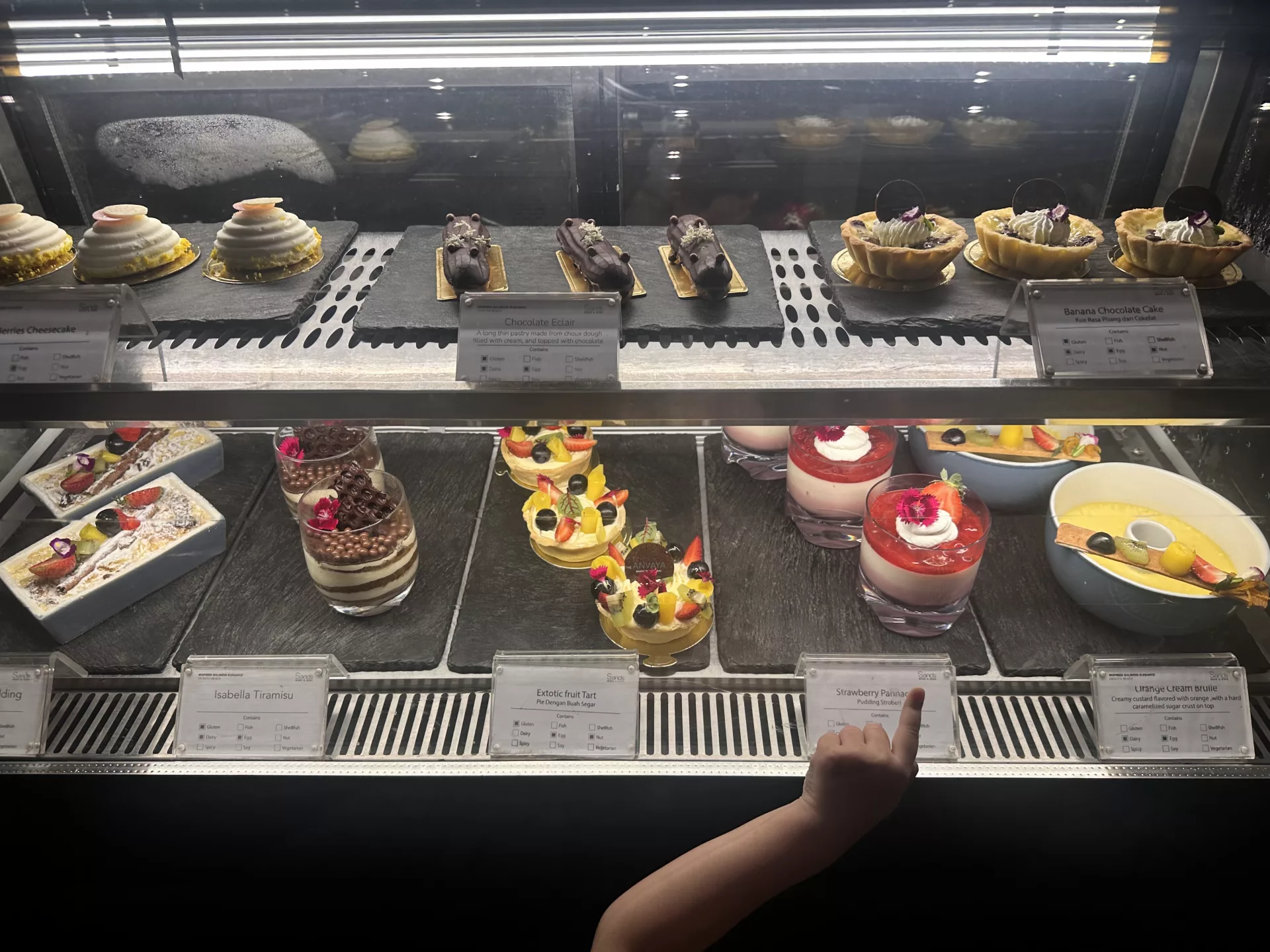 Auswahl an Desserts beim Abendessen im ANVAYA Hotel Bali