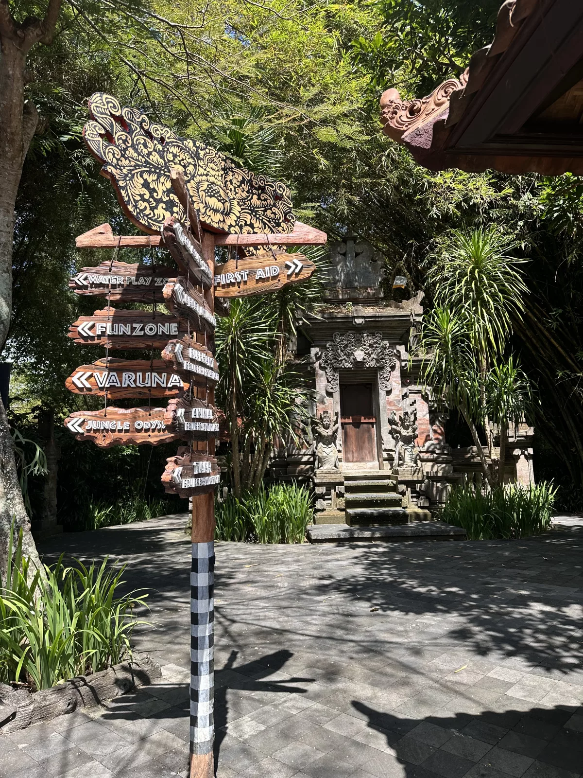 Wegweiser und Tempel im Bali Safari Park