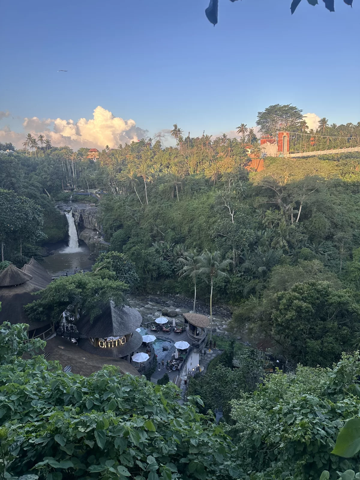 Tegenungan Wasserfall auf Bali mit Café und Glasbrücke