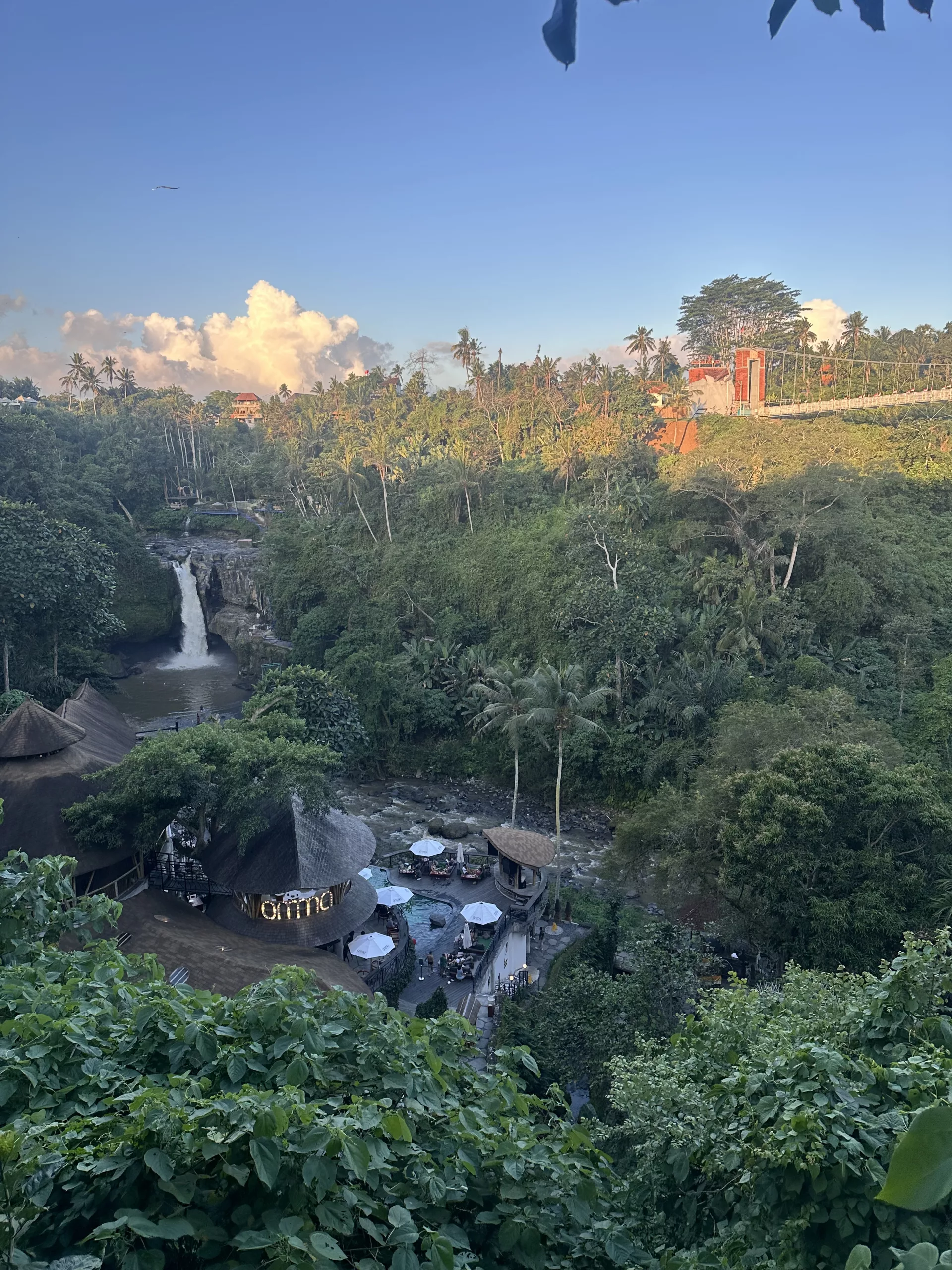 Tegenungan Wasserfall auf Bali mit Café und Glasbrücke