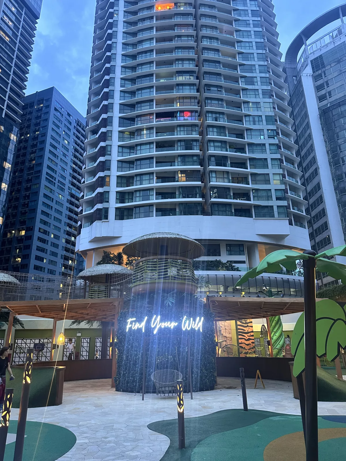 Outdoor-Spielplatz mit Hängebrücken und Klettergerüsten Spielplatz mit Klettermöglichkeiten und Hängebrücken im Four Points by Sheraton KL